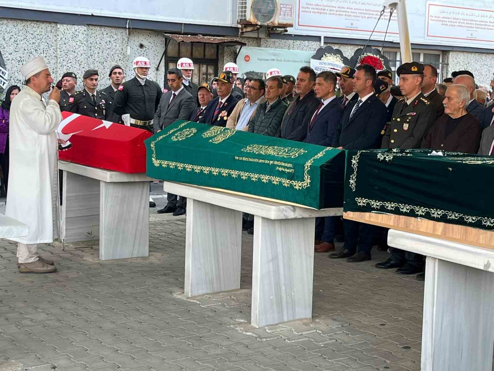 KIBRIS GAZİSİ NEDİM ALKAN İLE KIBRIS GEMİ FACİASINDA HAYATINI KAYBEDEN ORHAN BEKRET, CAMİDE KILINAN CENAZE NAMAZLARININ ARDINDAN DUALARLA SON YOLCULUKLARINA UĞURLANDI.