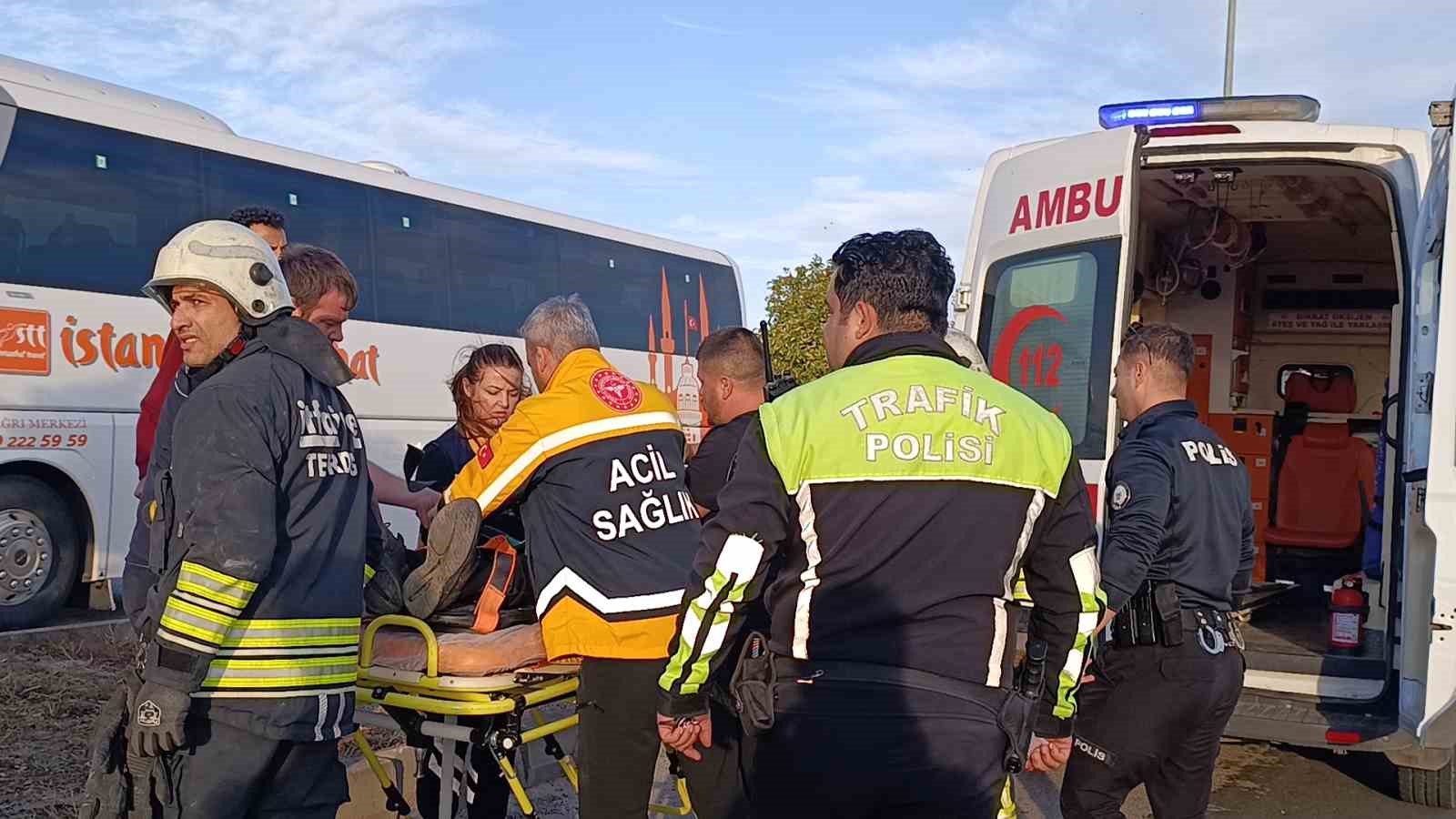 TEKİRDAĞ’IN SÜLEYMANPAŞA İLÇESİNDE FİLM SAHNELERİNİ ARATMAYAN OLAYDA, İDDİAYA GÖRE KULLANDIĞI ARAÇLA 2 YAYAYA ÇARPAN SÜRÜCÜ, OLAY YERİNDEN UZAKLAŞTI.  ÇEVRE YOLU’NDA İSTANBUL İSTİKAMETİNDE İLERLEDİĞİ SIRADA 2 ARACA DAHA ÇARPARAK KAZAYA KARIŞTI. İKİ AYRI KAZADA TOPLAM 4 KİŞİ YARALANIRKEN, ARACI KULLANAN SÜRÜCÜ E.G  POLİS EKİPLERİNCE YAKALANDI.