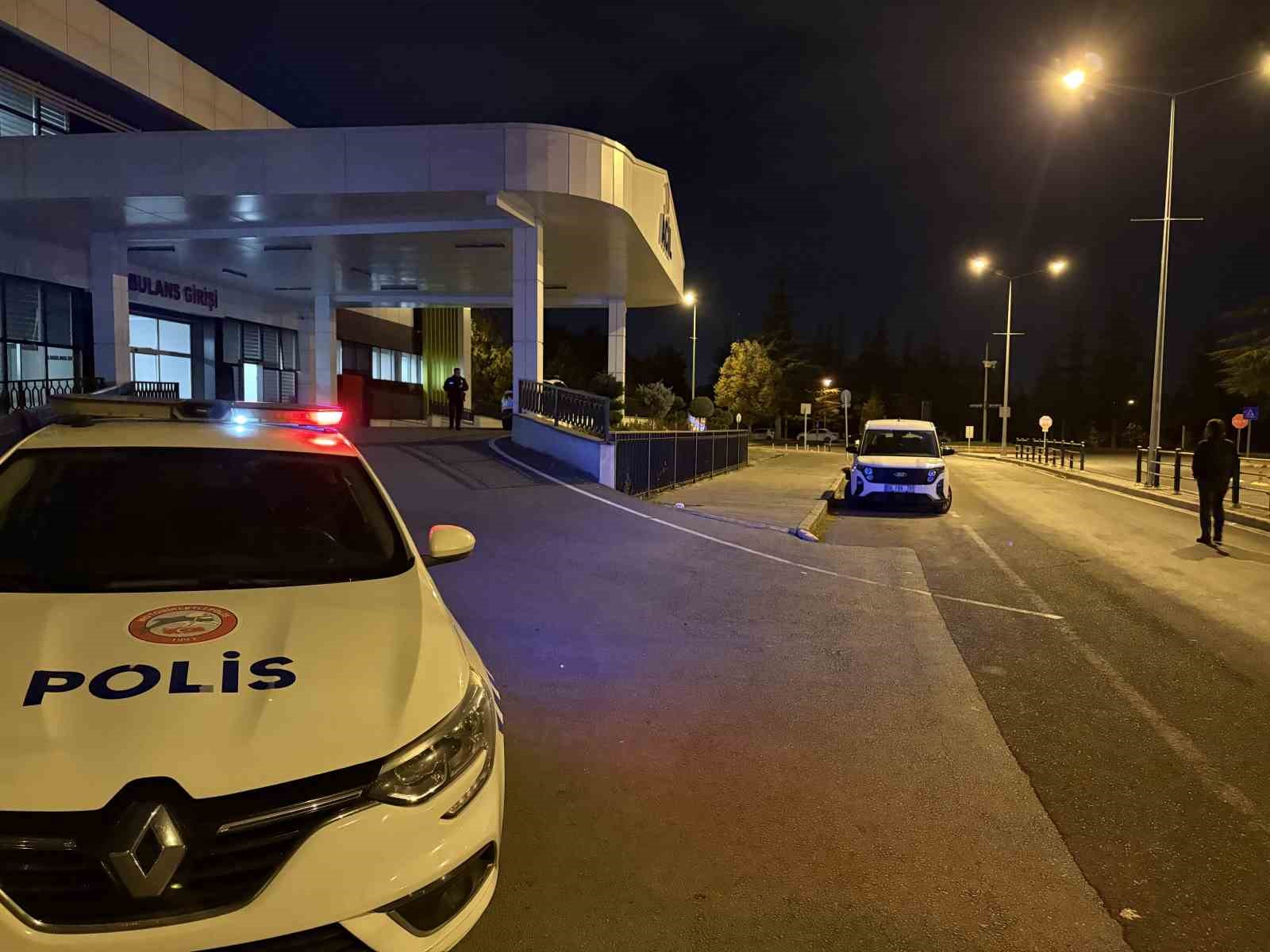 KAYSERİ’NİN MELİKGAZİ İLÇESİNDE İKİ KİŞİ ARASINDA ÇIKAN KAVGADA 1 KİŞİ BIÇAKLANARAK, YARALANDI. BIÇAKLANAN ŞAHSIN OTOMOBİLİ DE KAVGADA ZARAR GÖRÜRKEN, EKİPLER ŞÜPHELİYİ YAKALAMAK İÇİN ÇALIŞMA BAŞLATTI.