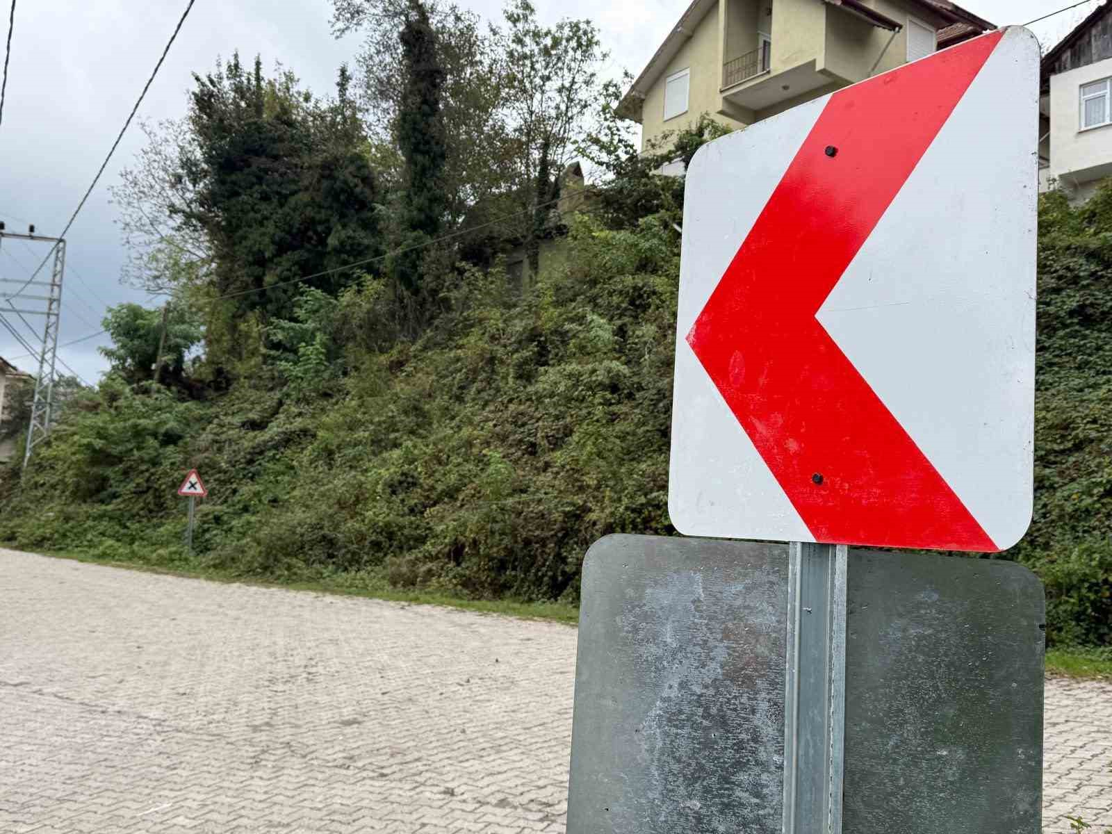 DÜZCE İL ÖZEL İDARESİ, KAYNAŞLI İLÇESİNE BAĞLI DARIYERİ BAKACAK KÖYÜ’NDE SÜRÜŞ VE YOL GÜVENLİĞİNİN ARTIRILMASI AMACIYLA TRAFİK LEVHALARINI YENİLEYEREK GEREKLİ NOKTALARA YENİ LEVHALAR YERLEŞTİRDİ.