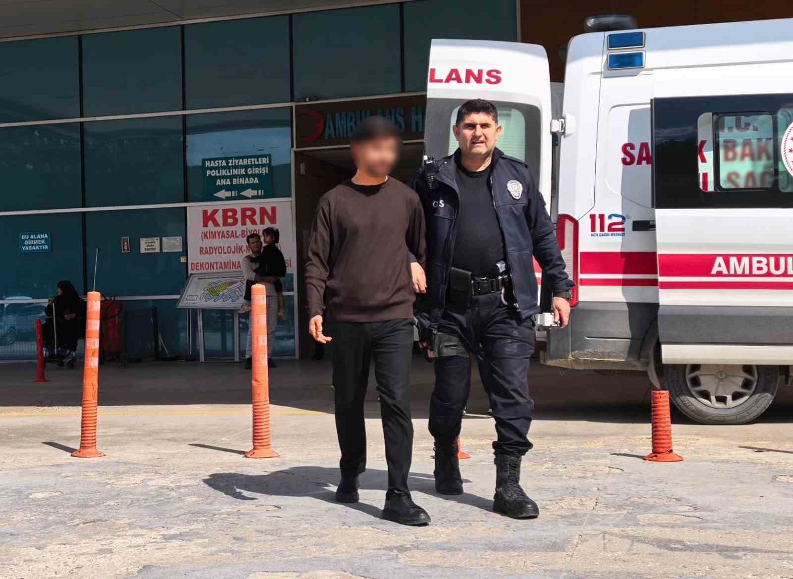 BURSA’NIN İNEGÖL İLÇESİNDE BİR ORTAOKULA BELİNDE TABANCAYLA GİREN 24 YAŞINDAKİ ŞAHIS, OKUL ÇALIŞANLARININ İHBARI ÜZERİNE POLİS EKİPLERİNCE YAKALANDI