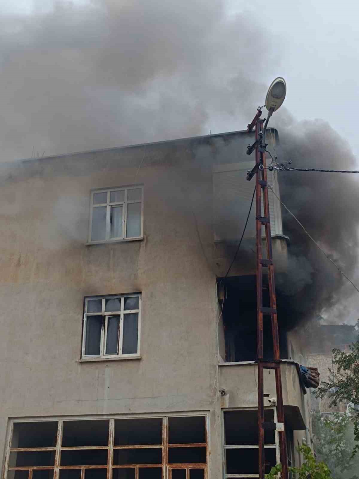 MUT İLÇESİNDE BİR EVDE HENÜZ SEBEBİ BİLİNMEYEN BİR NEDENDEN DOLAYI ÇIKAN EV YANGINDA MAHSUR KALAN YAŞLI KADIN, EKİPLER TARAFINDAN KURTARILDI.