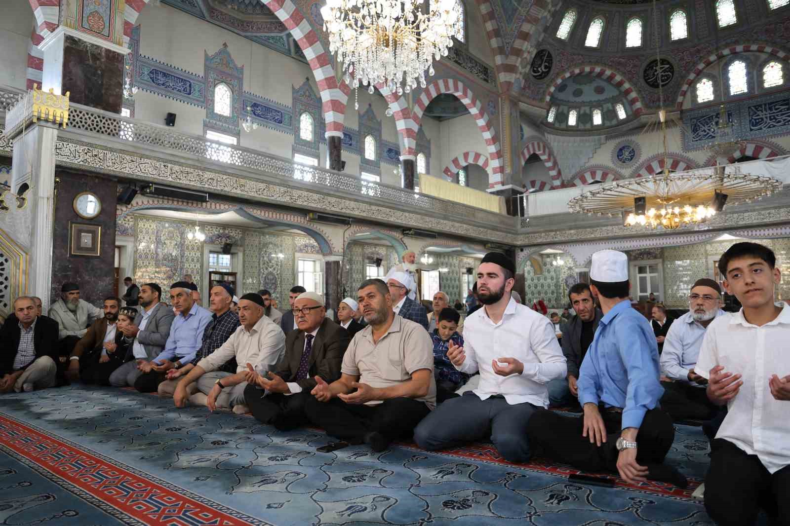 ELAZIĞ'DA KUR'AN-I KERİM'İ YÜZÜNDEN GÜZEL OKUMA BÖLGE FİNALİ HEYECANI YAŞANDI
