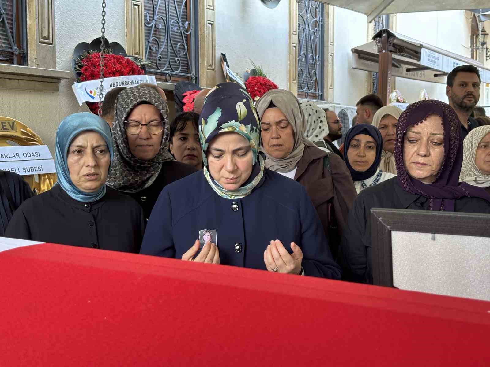 AK PARTİ 23 VE 24. DÖNEM KOCAELİ MİLLETVEKİLİ AZİZE SİBEL GÖNÜL, İZMİT’TE KILINAN CENAZE NAMAZININ ARDINDAN KENT MEZARLIĞI’NDA TOPRAĞA VERİLDİ.