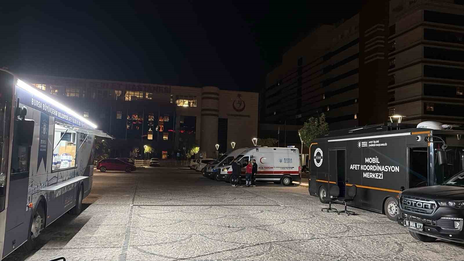 MANİSA'NIN AKHİSAR İLÇESİNDE MEYDANA GELEN FECİ KAZADA YARALANAN, HAYATINI KAYBEDEN VATANDAŞLARA VE AİLELERİNE BURSA BÜYÜKŞEHİR BELEDİYESİ AKOM DESTEKLERİNİ SÜRÜDÜRÜYOR.