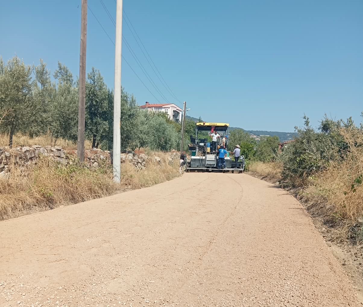 DENİZLİ BÜYÜKŞEHİR BELEDİYESİ, BULDAN GÖLBAŞI MAHALLESİ KARADERE MEVKİİNDEKİ YOLU SICAK ASFALTLA KAPLADI.