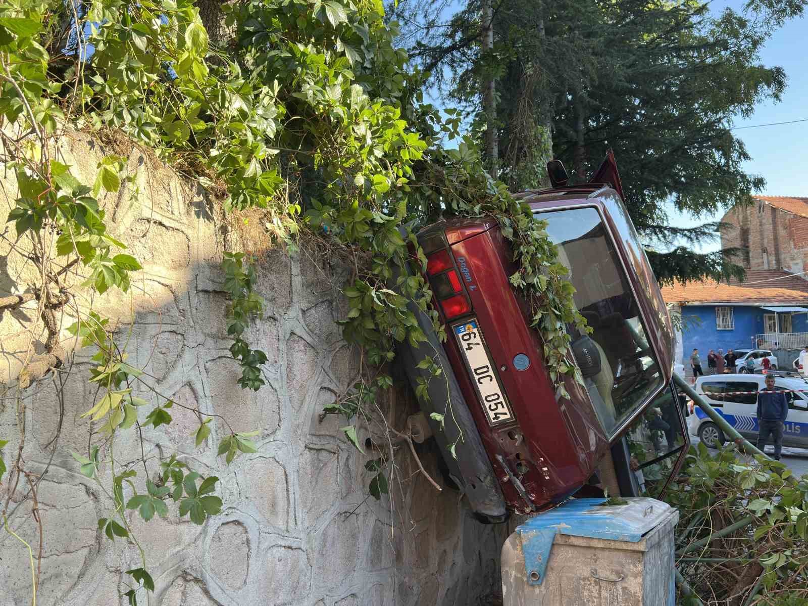 UŞAK’TA DİREKSİYON HAKİMİYETİNİ KAYBEDEN OTOMOBİLİN ÖNCE AĞAÇLARA, ARDINDAN İSTİNAT DUVARINDAKİ DEMİR KORKULUKLARA ÇARPMASI SONUCU MEYDANA GELEN KAZADA 20 YAŞINDAKİ SÜRÜCÜ YARALANDI.