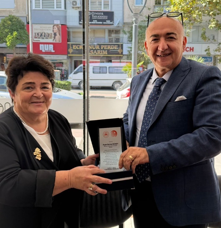 MANİSA İL NÜFUS VE VATANDAŞLIK MÜDÜRÜ AYŞE SERAP GÜNEY, 45 YILLIK MESLEK HAYATINI EMEKLİLİKLE NOKTALARKEN MESAİ ARKADAŞLARININ DÜZENLEDİĞİ SÜRPRİZ DOĞUM GÜNÜ VE UĞURLAMA PROGRAMINDA DUYGU DOLU ANLAR YAŞADI.