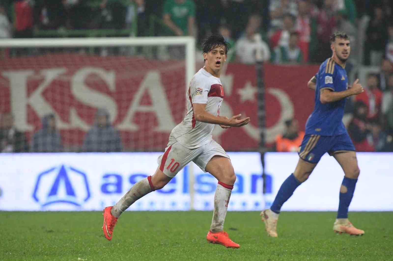 İSPANYOL DEVİ REAL MADRİD’DE FORMA GİYEN BOLULU MİLLİ FUTBOLCU ARDA GÜLER, MEMLEKETİ MENGEN’DE HAFIZLIK EĞİTİMİ ALAN ÇOCUKLARI UNUTMAYARAK İMZALI FORMASINI HEDİYE ETTİ. GENÇ YILDIZIN ANLAMLI JESTİ ÇOCUKLARA BÜYÜK MUTLULUK YAŞATTI.