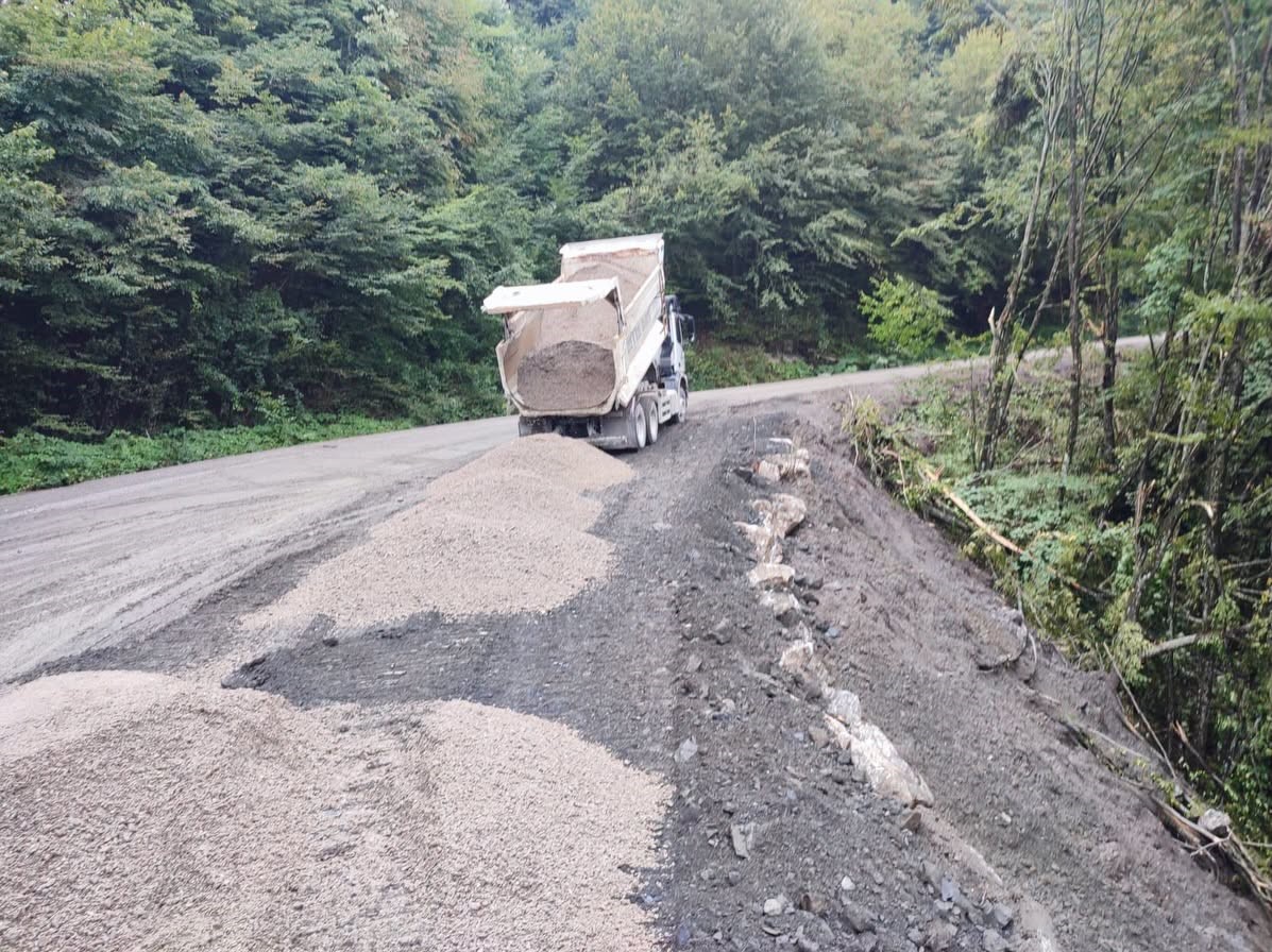 DÜZCE’NİN KAYNAŞLI İLÇESİNDE AŞIRI YAĞIŞLARIN ARDINDAN MEYDANA GELEN HEYELAN NEDENİYLE ZARAR GÖREN GRUP YOLUNDA EKİPLER ÇALIŞMA GERÇEKLEŞTİRDİ.