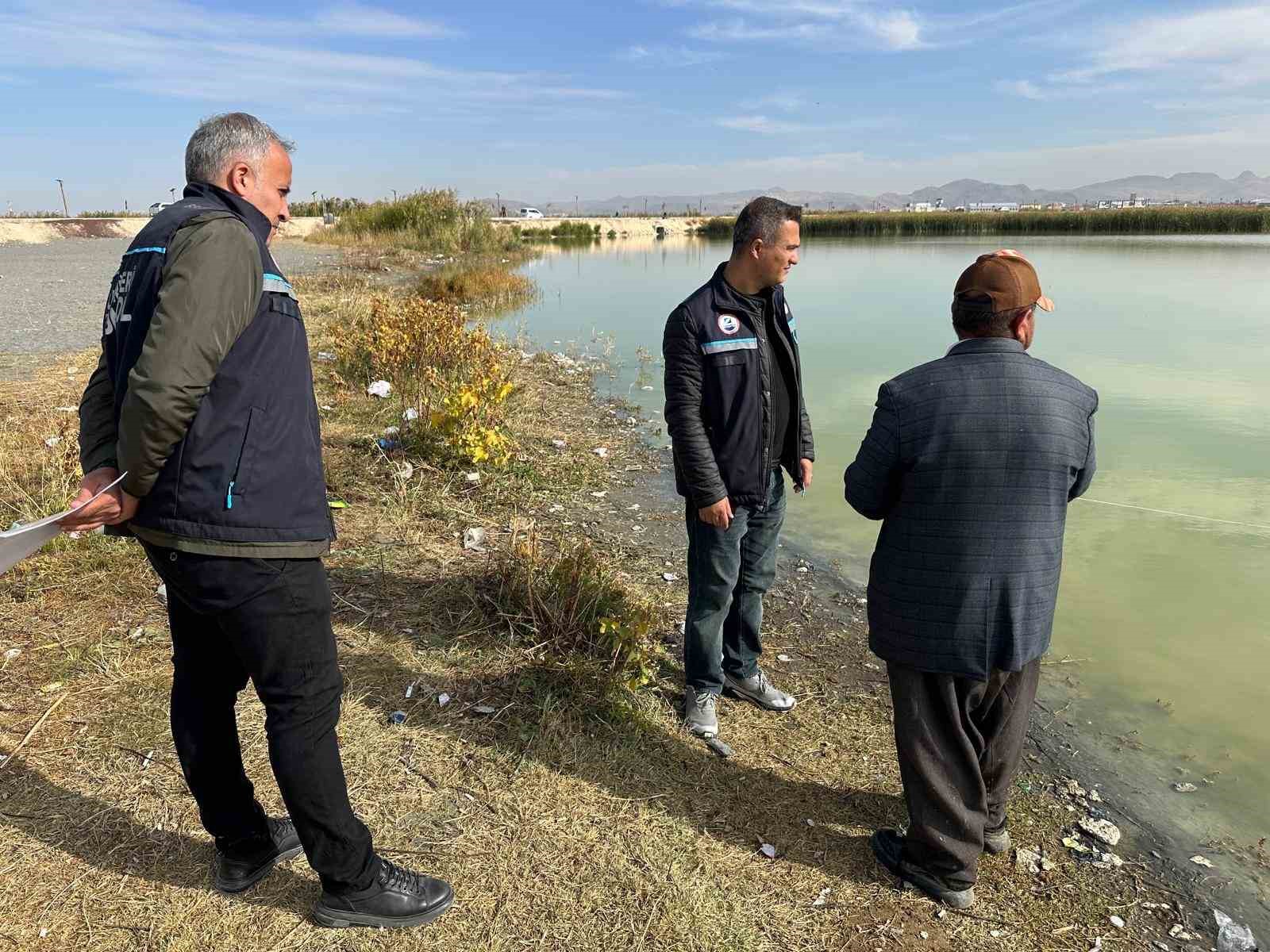 VAN’DA SU ÜRÜNLERİ KAYNAKLARININ KORUNMASI VE BALIKÇILIK FAALİYETLERİNİN MEVZUATA UYGUN YÜRÜTÜLMESİ AMACIYLA SON BİR AYDA GERÇEKLEŞTİRİLEN DENETİMLERDE 35 BALIKÇI TEKNESİ, 23 AMATÖR BALIKÇI, 17 ALABALIK YETİŞTİRİCİLİK TESİSİ VE 22 PERAKENDE SATIŞ NOKTASI KONTROL EDİLDİ.