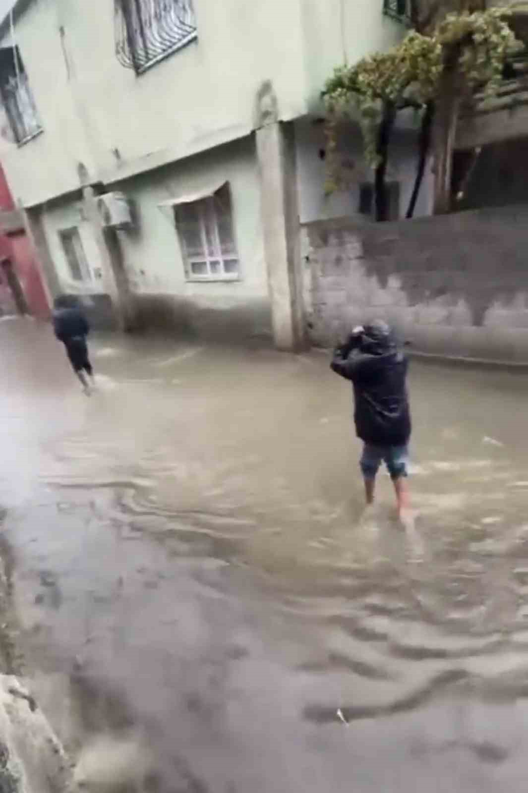 METEOROLOJİ GENEL MÜDÜRLÜĞÜ'NÜN SARI KODLU UYARIDA BULUNDUĞU ADANA'DA SABAH SAATLERİNDEN İTİBAREN ARALIKLARLA ETKİLİ OLAN SAĞANAK YAĞIŞ HAYATI OLUMSUZ ETKİLİYOR.
