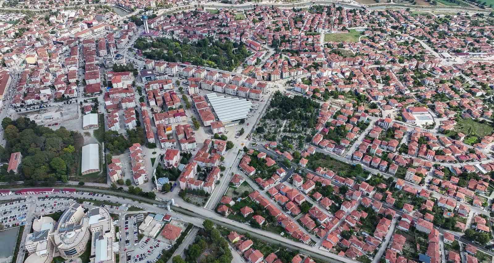 TOKAT’IN TURHAL İLÇESİNDE, SAĞANAK YAĞIŞLARDA SU BİRİKMESİ NEDENİYLE ULAŞIMIN AKSADIĞI ALPARSLAN TÜRKEŞ BULVARI ALT GEÇİDİNDE, 520 METRELİK YAĞMUR SUYU HATTI YAPIMINA BAŞLANDI.