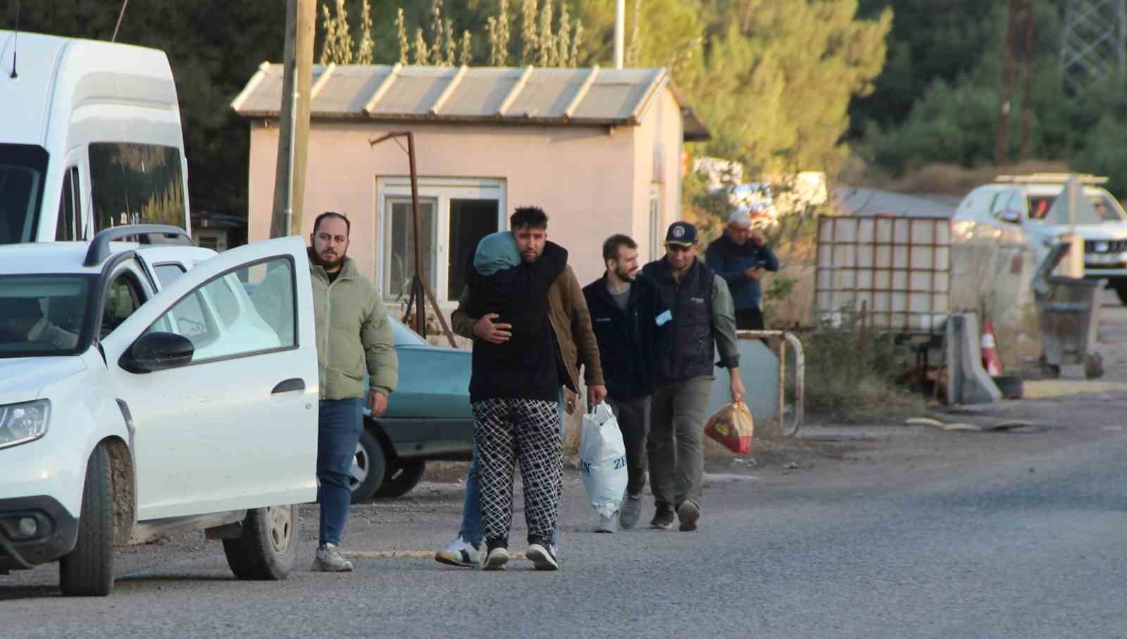 İMBAT MADEN OCAĞI YOLUNDA KURULAN BARİKATTA BEKLEYEN VATANDAŞLAR MADENDE ÇALIŞAN VE SAĞ SALİM ÇIKTIKLARINI GÖRDÜKLERİ YAKINLARINA KOŞARAK SARILDI.
