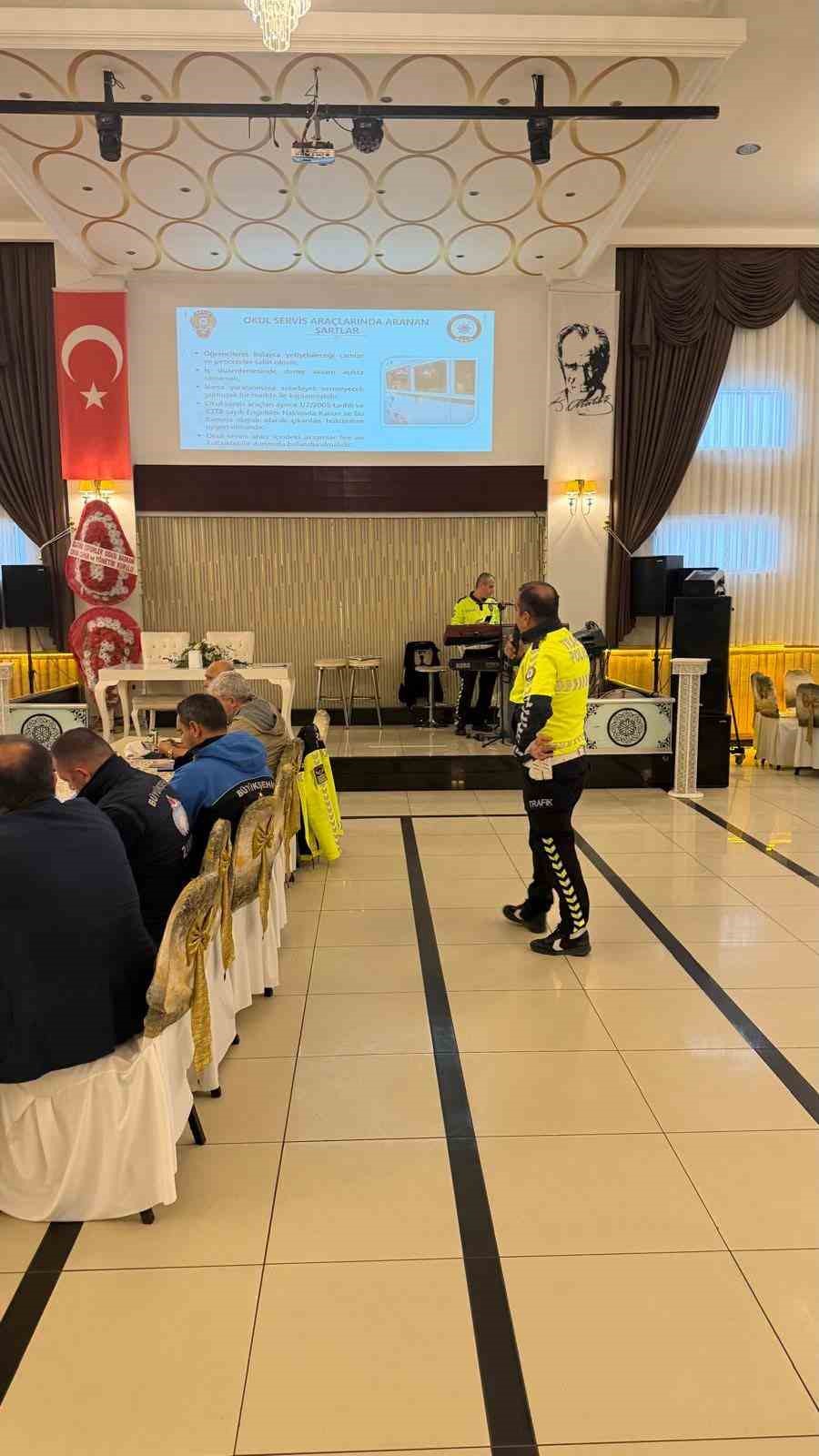 BANDIRMA’DA OKUL SERVİS ARAÇLARINDA GÖREV YAPAN ŞOFÖRLER İLE REHBER PERSONELE YÖNELİK TRAFİK GÜVENLİĞİ FARKINDALIĞININ ARTIRILMASI AMACIYLA EĞİTİM DÜZENLENDİ.