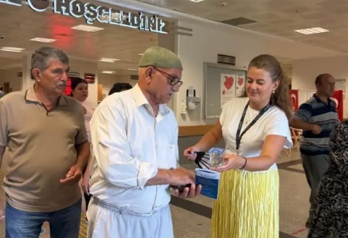NAZİLLİ DEVLET HASTANESİ’NDE AŞIRI SICAKLARIN SAĞLIK ÜZERİNDEKİ OLUMSUZ ETKİLERİNE DİKKAT ÇEKMEK VE VATANDAŞLARI SICAK HAVALARA KARŞI ALINMASI GEREKEN ÖNLEMLER KONUSUNDA BİLİNÇLENDİRMEK AMACIYLA BİLGİLENDİRME STANDI AÇILDI.