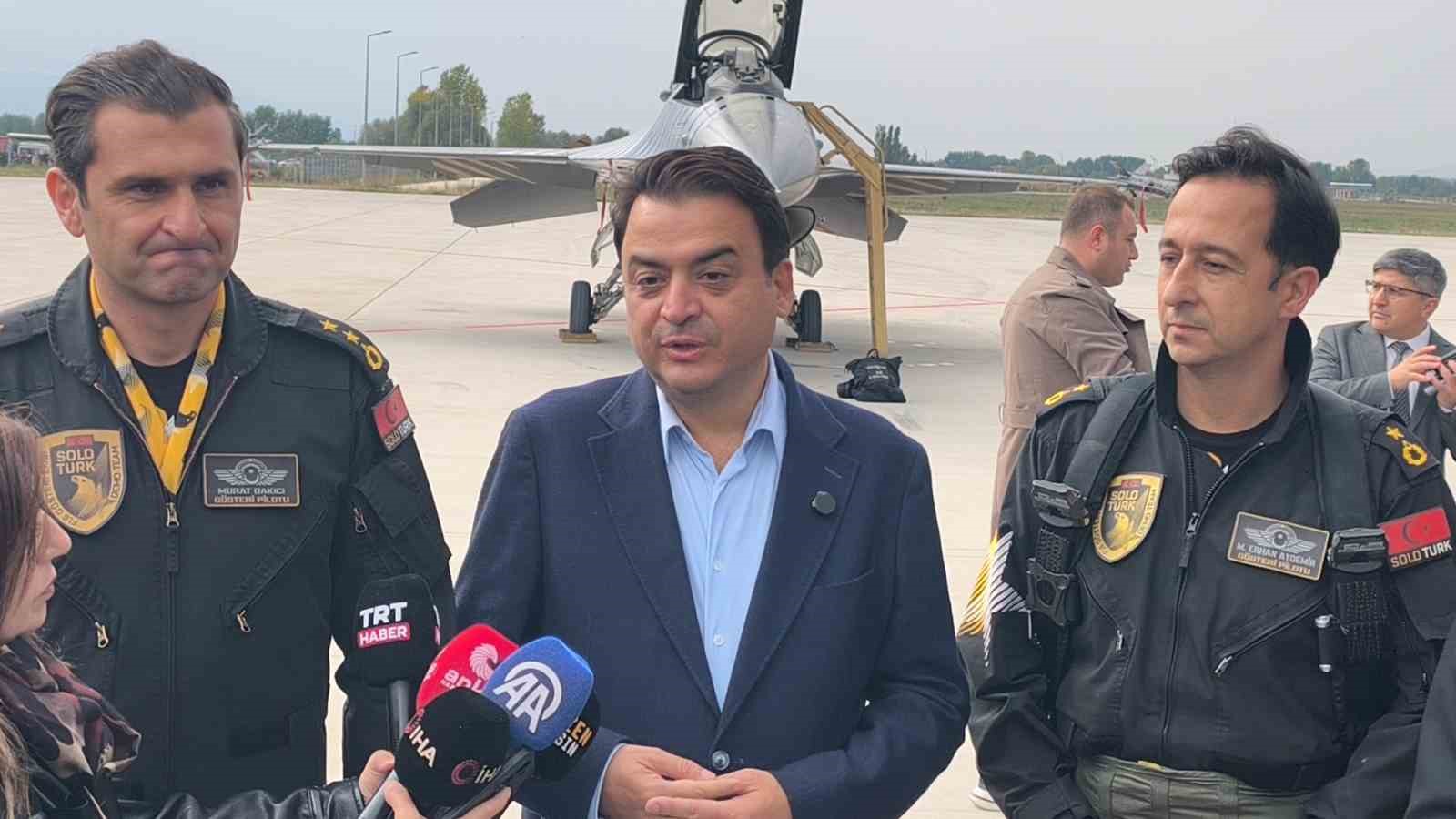 GÖSTERİYİ İZLEYEN TOKAT VALİSİ ABDULLAH KÖKLÜ, SOLOTÜRK'Ü KENTTE AĞIRLAMAKTAN BÜYÜK MEMNUNİYET DUYDUKLARINI BELİRTEREK, "TÜRK SİLAHLI KUVVETLERİMİZİN ÜSTÜN YETENEKLİ PİLOTLARI BİZİ GURURLANDIRDI" DEDİ.