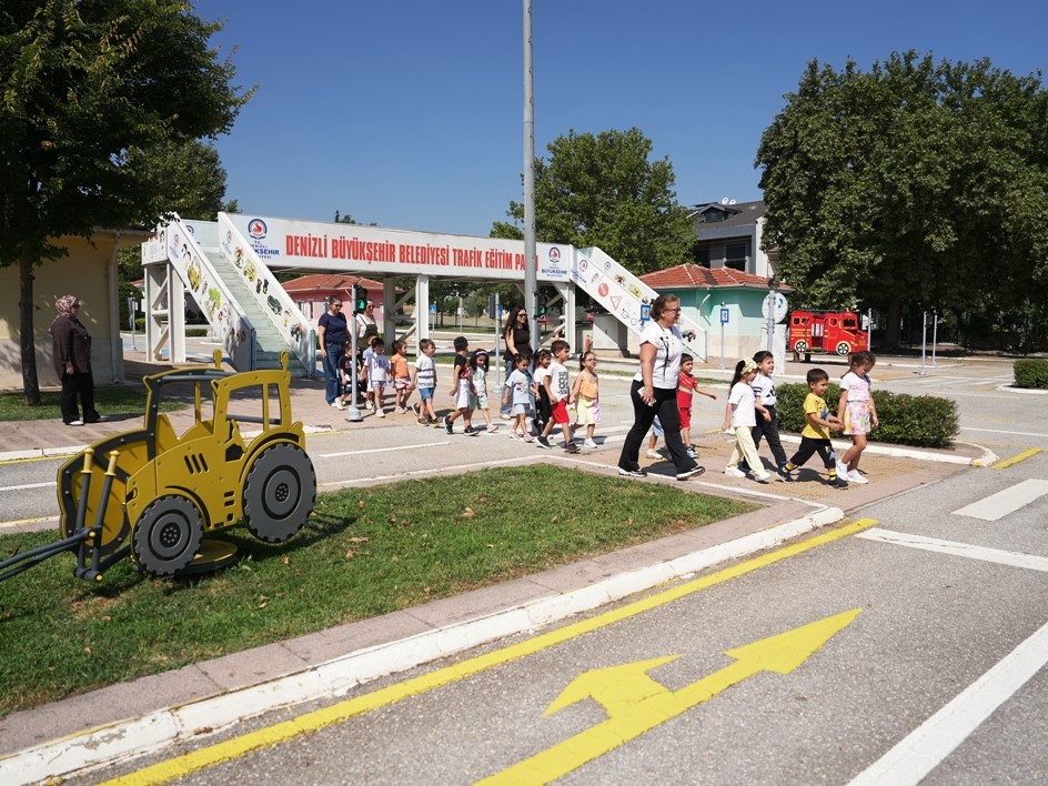 DENİZLİ BÜYÜKŞEHİR BELEDİYESİ GÜNEŞLİ GÜNLER ÇOCUK GELİŞİM MERKEZLERİ, MİNİK ÖĞRENCİLERİNE YÖNELİK DİKKAT ÇEKEN BİR YAZ PROGRAMINA İMZA ATTI. ÇOCUKLARIN ERKEN YAŞTA FARKINDALIK KAZANMASI VE YAŞAYARAK ÖĞRENMESİ AMACIYLA DÜZENLENEN GEZİLER KAPSAMINDA MİNİKLER; BİLİM, TARİH VE TRAFİK KURALLARIYLA İÇ İÇE DOLU DOLU BİR YAZ DÖNEMİ GEÇİRDİ.