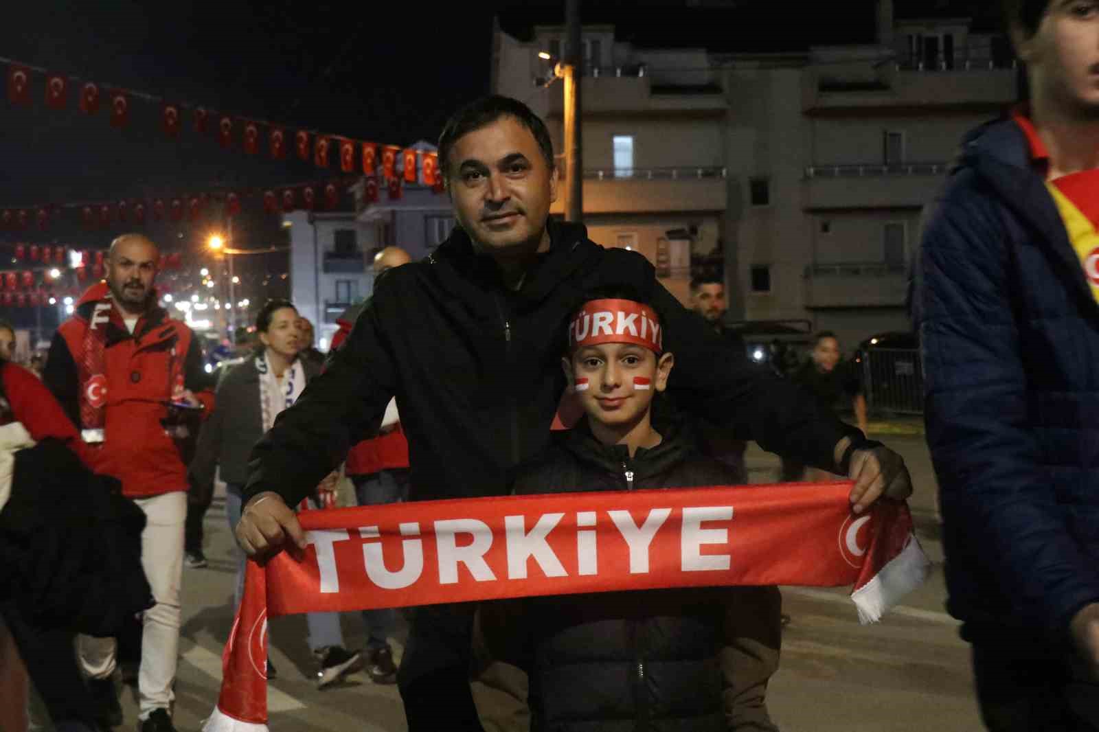 UEFA ULUSLAR A LİGİ 1. GRUP'TAKİ İLK MAÇINDA A MİLLİ FUTBOL TAKIMIN, KOCAELİ STADYUMU'NDA FRANSA İLE KARŞI KARŞIYA GELECEĞİ MAÇA DAKİKALAR KALA, STADYUM GİRİŞİNDE BİNLERCE TARAFTAR RENKLİ GÖRÜNTÜLER OLUŞTURDU.