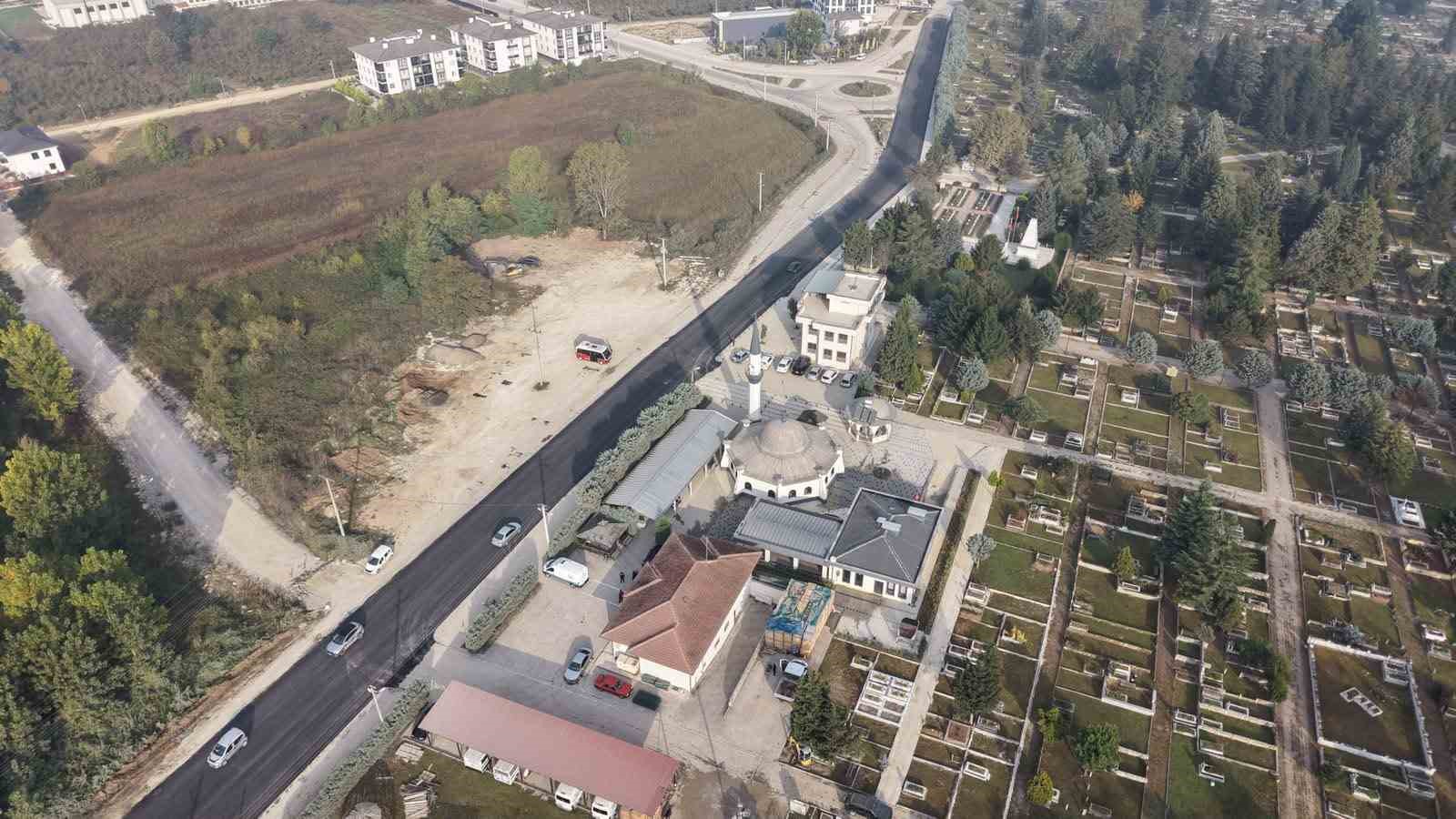 DÜZCE’DE GAZHANE CADDESİ’NDE HAFTA SONU BAŞLATILAN 800 METRELİK ASFALT SERİM ÇALIŞMASI TAMAMLANDI. DÜZCE BELEDİYE BAŞKANI DR. FARUK ÖZLÜ, ÇALIŞMALARIN YENİ HAFTAYA YETİŞTİRİLDİĞİNİ AÇIKLADI.
