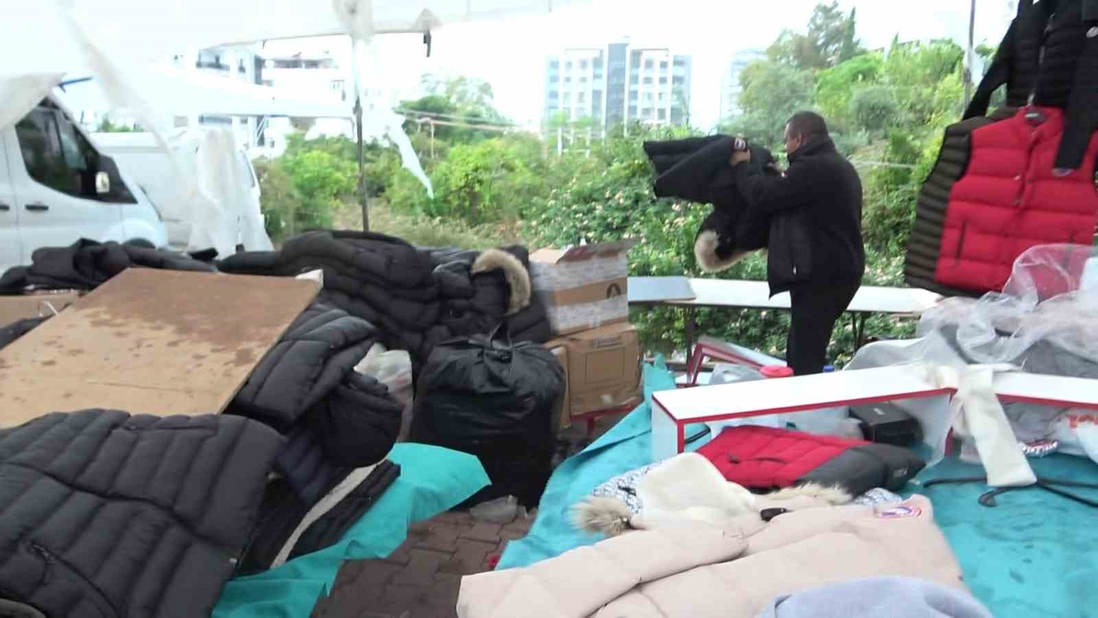 METEOROLOJİ GENEL MÜDÜRLÜĞÜNÜN YAĞIŞ, ŞİDDETLİ RÜZGAR VE FIRTINA UYARISINDA BULUNDUĞU ANTALYA'DA ÖĞLE SAATLERİNDE ANİ BASTIRAN RÜZGAR NEDENİYLE 'SOSYETE PAZARI' OLARAK BİLİNEN SEMT PAZARINDA TENTELER YERLERE DÜŞTÜ, ESNAF VE VATANDAŞLAR ZOR ANLAR YAŞADI.