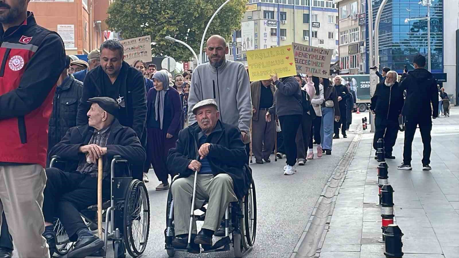 KARAMAN'DA 1 EKİM DÜNYA YAŞLILAR GÜNÜ'NDE FARKINDALIK YÜRÜYÜŞÜ DÜZENLENDİ.