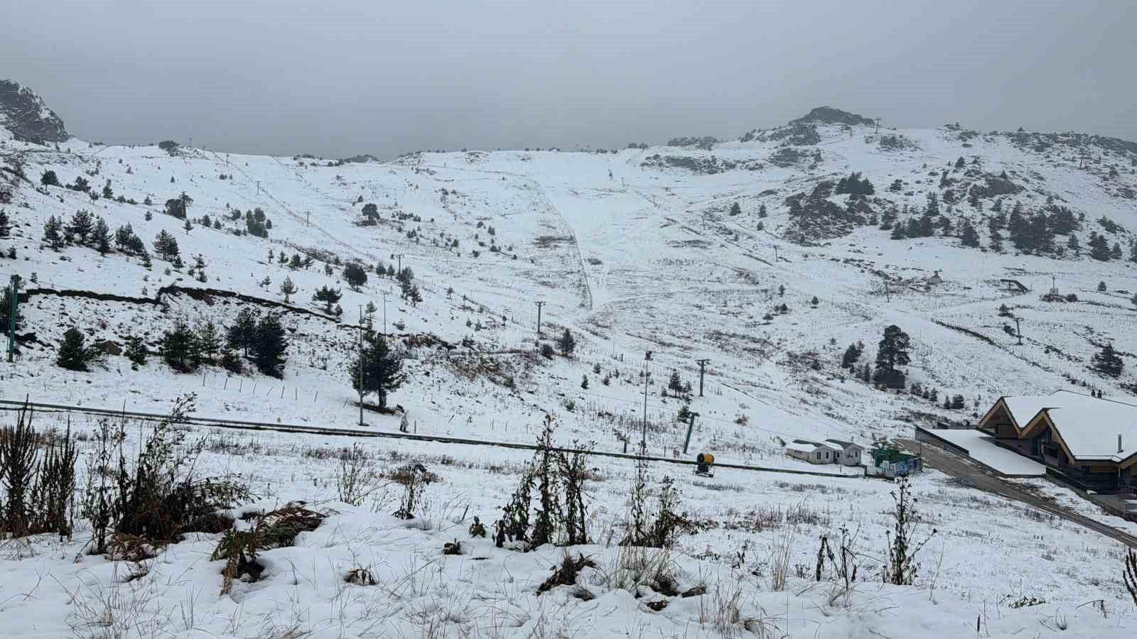 BOLU’DA 2 BİN 200 RAKIMLI KARTALKAYA KAYAK MERKEZİ’NDE KAR YAĞIŞI ARALIKLARLA ETKİLİ OLURKEN PİSTLER BEYAZ ÖRTÜYLE KAPLANDI. BÖLGEDE KAR YAĞIŞININ GECE SAATLERİNDE ETKİSİNİ ARTIRMASI BEKLENİYOR.