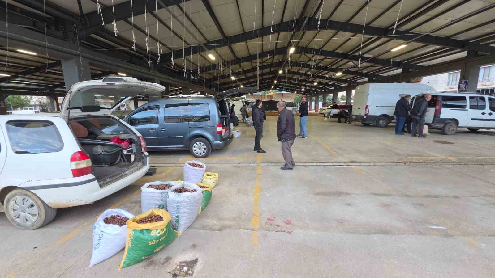 DÜZCE’NİN COĞRAFİ İŞARETLİ KUZU KESTANESİNİN YENİ SEZON ÜRÜNLERİ PAZARA İNDİ. TÜRKİYE’NİN 81 İLİNDEN TÜKETİCİ VE TÜCCARLARIN GELDİĞİ DÜZCE KESTANE PAZARINDA BU YIL KESTANE BOLLUĞU YAŞANMASI BEKLENİYOR.