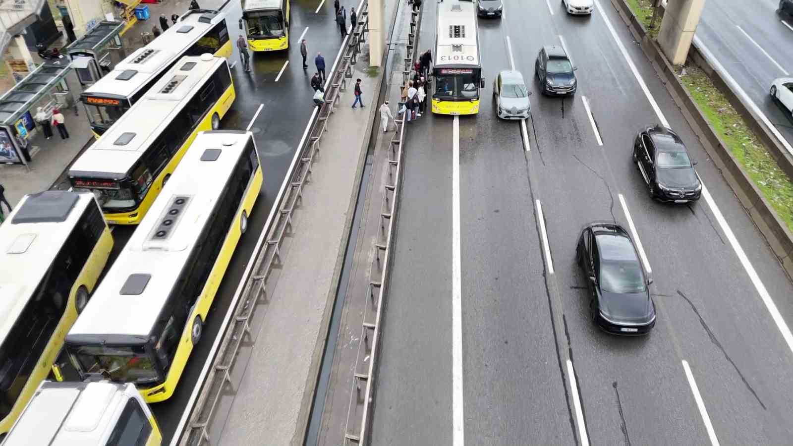KADIKÖY D-100 KARAYOLU GÖZTEPE MEVKİİNDE ARIZALANAN İETT OTOBÜSÜ ULAŞIMI OLUMSUZ ETKİLEDİ. YAN YOLDA ARIZA YAPAN OTOBÜS NEDENİYLE TRAFİK KİLOMETRELERCE UZARKEN, DURAKLARDA YOĞUNLUK OLUŞTU. BAZI VATANDAŞLARIN BARİYERLERİ AŞARAK BAŞKA OTOBÜSLERE YÖNELMESİ HAVADAN GÖRÜNTÜLENDİ.