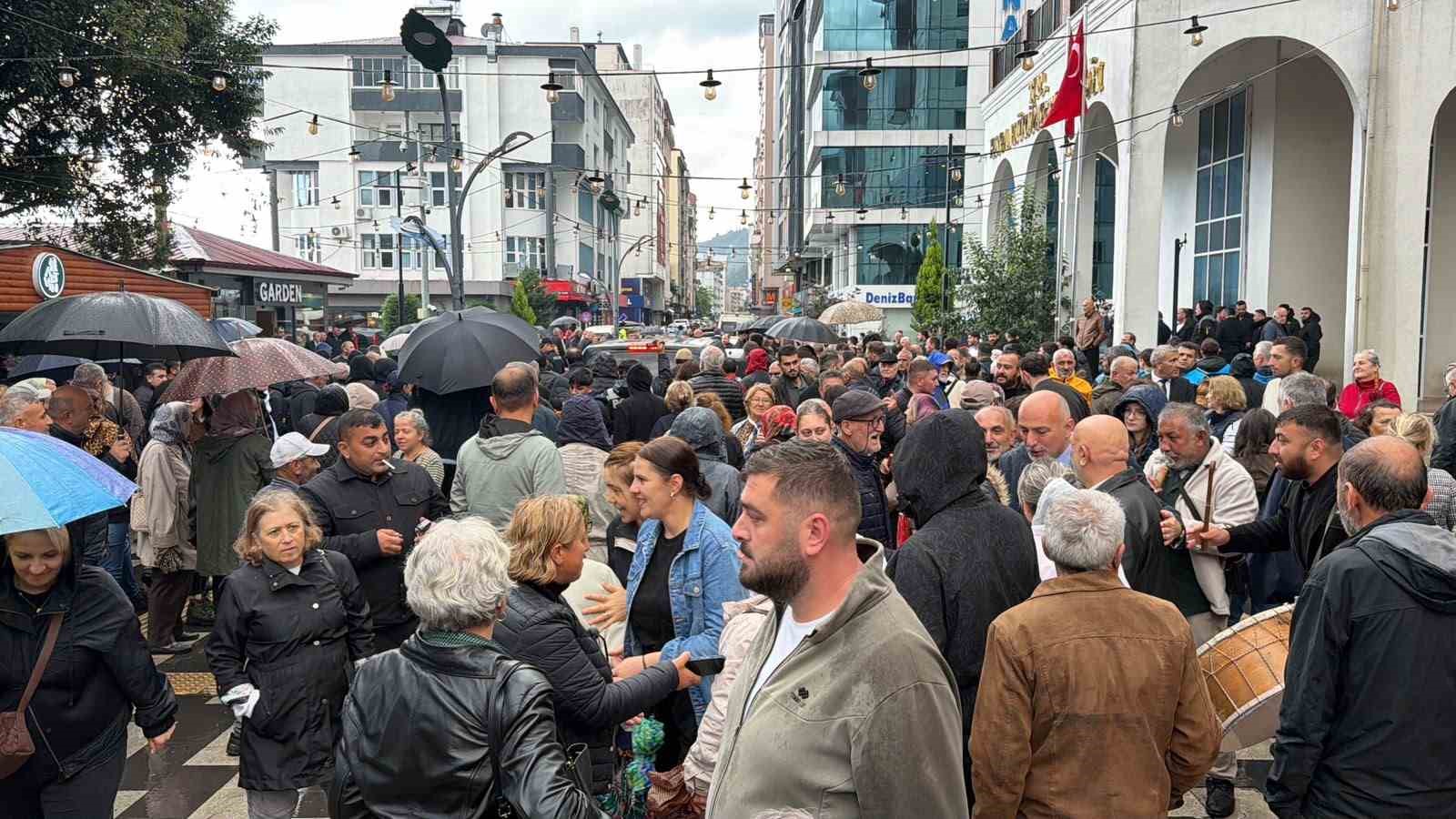 YENİ PARTİ GENEL BAŞKANI ÖZGÜR ÖZEL, ARTVİN ZİYARETİNİN İKİNCİ GÜNÜNDE KEMALPAŞA VE HOPA İLÇELERİNDE VATANDAŞLARLA BULUŞTU.
