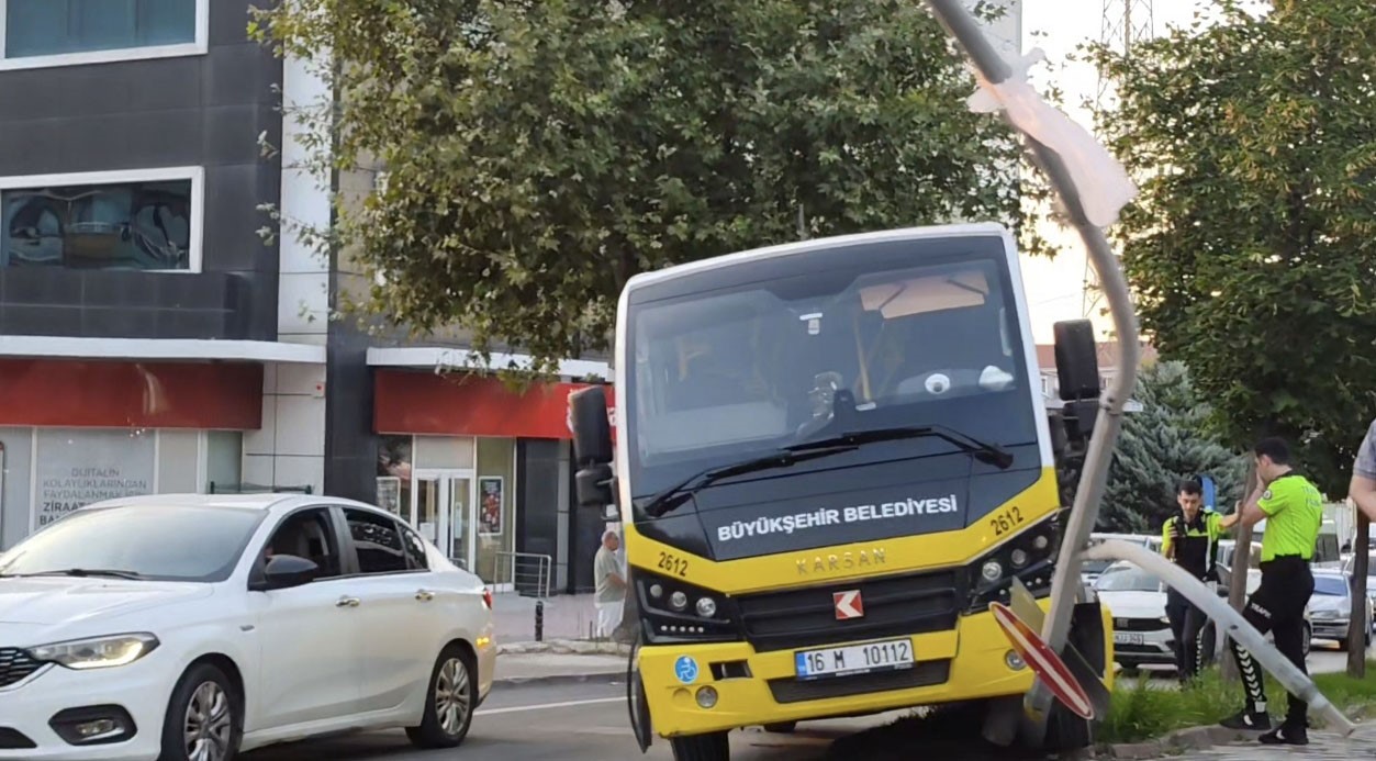 BURSA’DA SEYİR HALİNDEKİ HALK OTOBÜSÜ, SÜRÜCÜSÜNÜN KONTROLÜNDEN ÇIKARAK YOL KENARINDAKİ DİREĞE ÇARPTI.