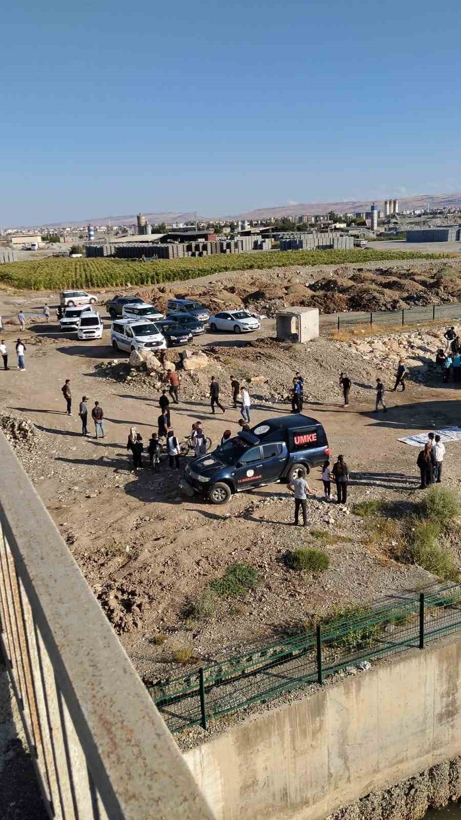 EKİPLERİN YAPTIĞI ÇALIŞMA SONUCU SUDAN ÇIKARILAN ÇOCUĞUN CANSIZ BEDENİ, OTOPSİ YAPILMAK ÜZERE BATMAN EĞİTİM VE ARAŞTIRMA HASTANESİ MORGUNA KALDIRILDI.