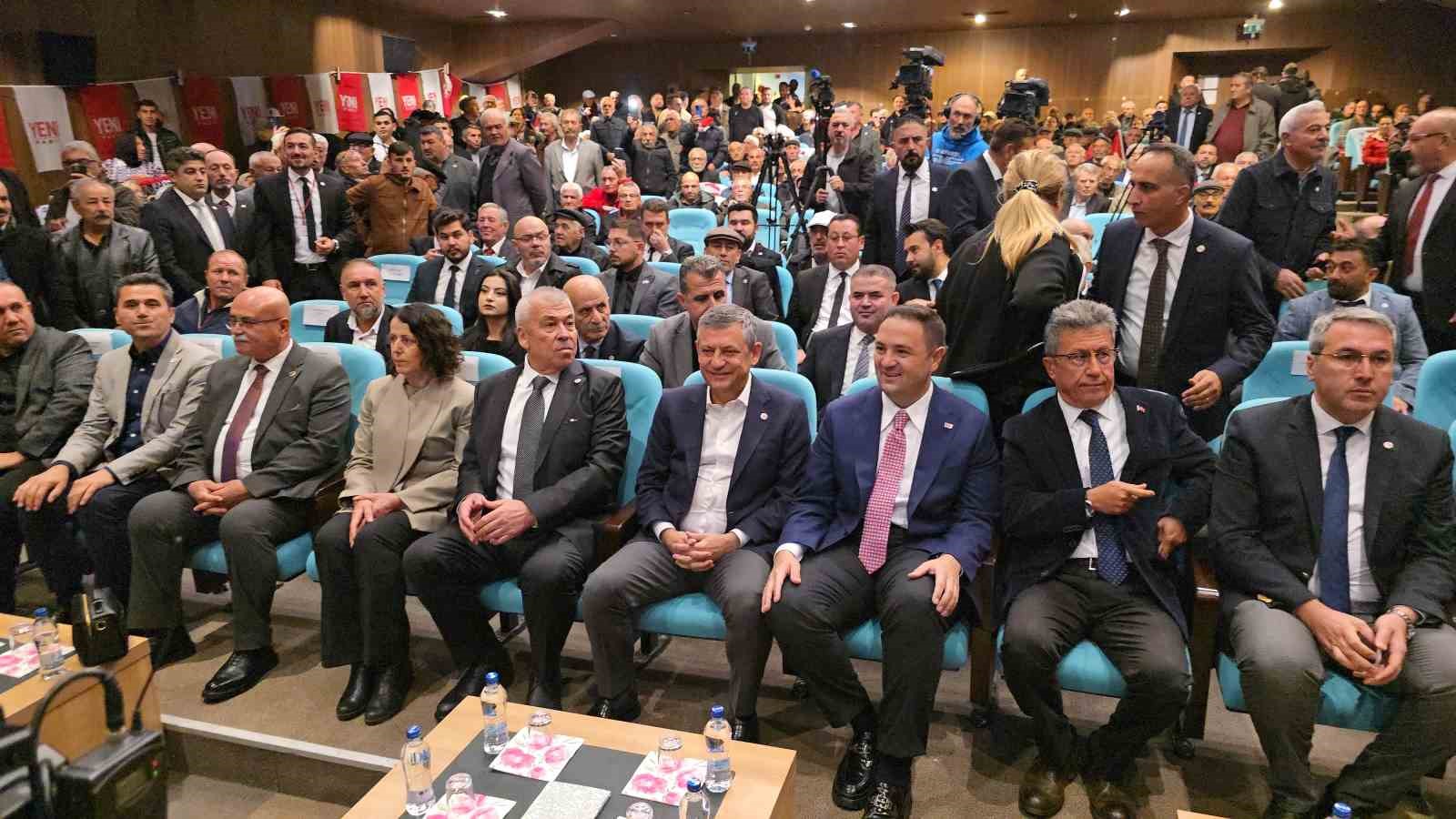 YOZGAT BÜYÜK SİNEMA KÜLTÜR MERKEZİ'NDE DÜZENLENEN İL BAŞKANLIĞI SEÇİMİ ÖNCESİNDE PARTİLİLER VE VATANDAŞLARLA BİR ARAYA GELEREK SALONU DOLDURAN KALABALIĞA HİTAP EDEN ÖZEL, GÜNCEL SİYASET VE YENİ PARTİ'YE DAİR DEĞERLENDİRMELERDE BULUNDU.