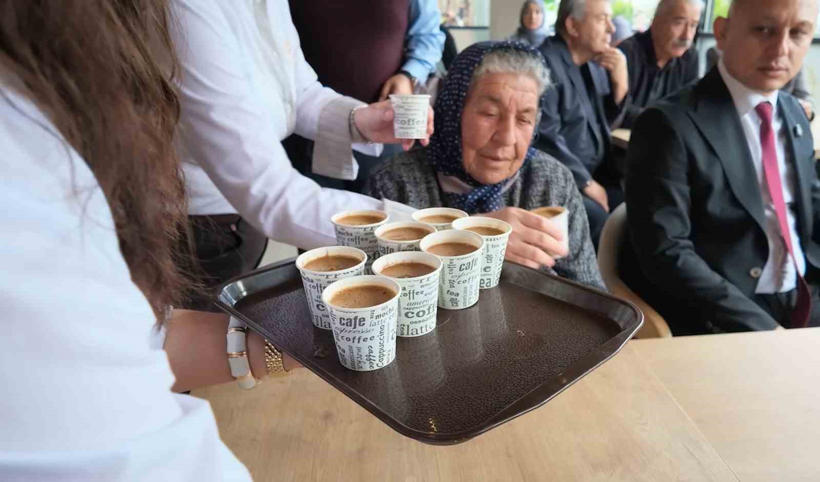 KIRIKKALE'DE 1 EKİM DÜNYA KAHVE GÜNÜ DOLAYISIYLA BELEDİYENİN SOSYAL TESİSİNE GELEN VATANDAŞLARA KAHVE İKRAM EDİLDİ. BELEDİYE BAŞKANI AHMET ÖNAL DA VATANDAŞLARLA BİR ARAYA GELEREK SOHBET ETTİ.