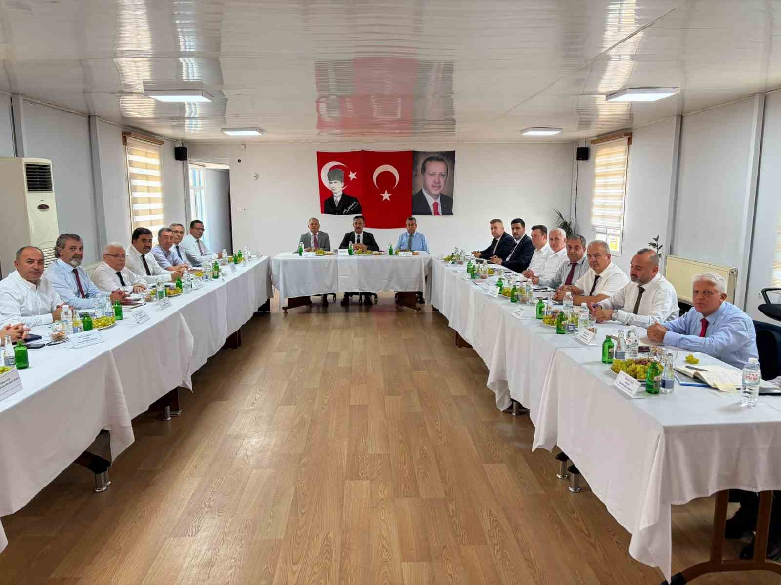 MANİSA İL MİLLİ EĞİTİM MÜDÜRÜ MEHMET UĞURELLİ BAŞKANLIĞINDA, İDARİ AMİRLER VE İLÇE MİLLÎ EĞİTİM MÜDÜRLERİNİN KATILIMIYLA KOORDİNASYON VE DEĞERLENDİRME TOPLANTISI SARIGÖL’DE GERÇEKLEŞTİRİLDİ. TOPLANTIDA YENİ EĞİTİM ÖĞRETİM YILI HAZIRLIKLARI, SAHADAKİ İHTİYAÇLAR VE EĞİTİMDE YÜRÜTÜLECEK ÇALIŞMALAR KAPSAMLI ŞEKİLDE ELE ALINDI.