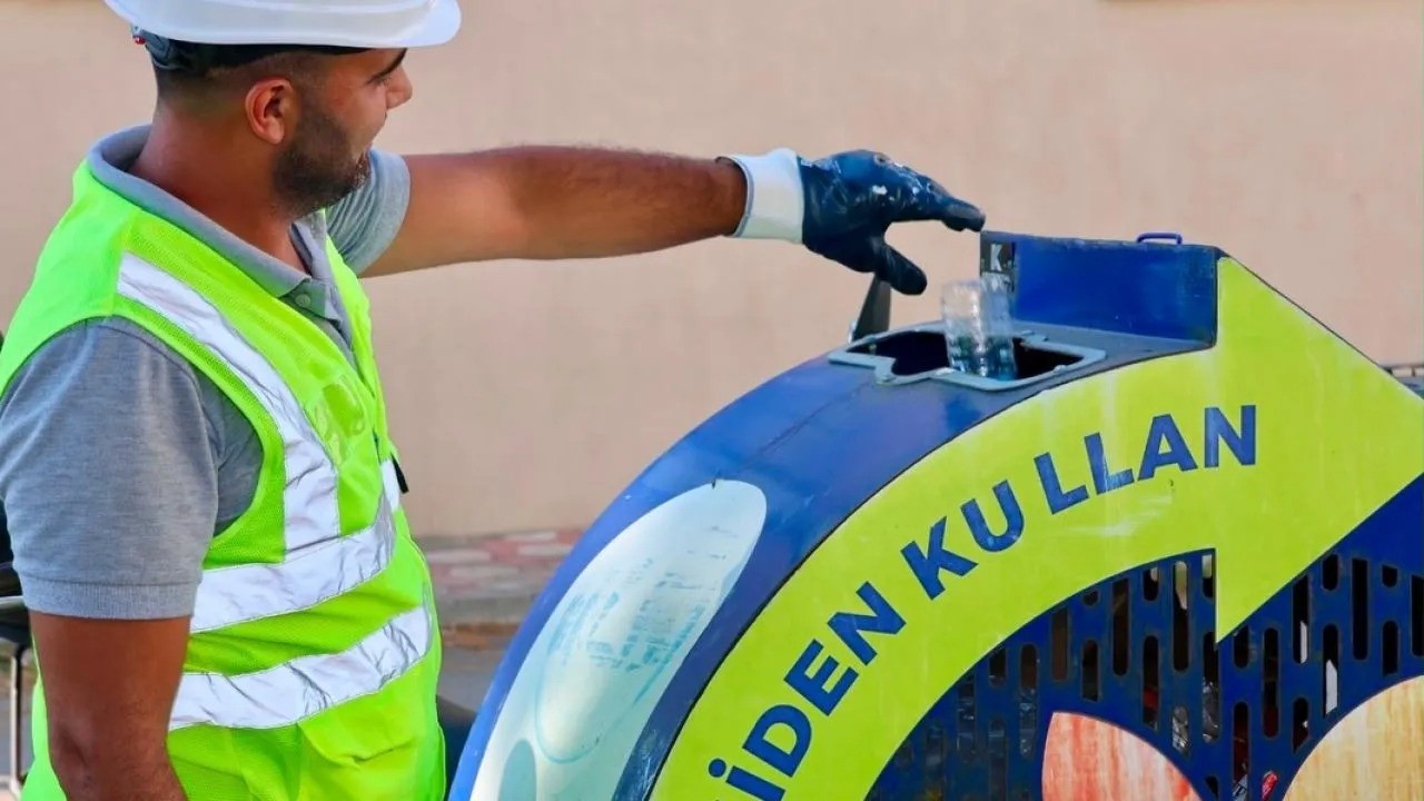 SİNOP İL ÖZEL İDARESİ, SIFIR ATIK UYGULAMALARI KAPSAMINDA ÇEVRENİN KORUNMASI VE DOĞAL KAYNAKLARIN VERİMLİ KULLANILMASI AMACIYLA ATIKLARIN KAYNAĞINDA AYRIŞTIRILMASI ÇALIŞMALARINI SÜRDÜRÜYOR.