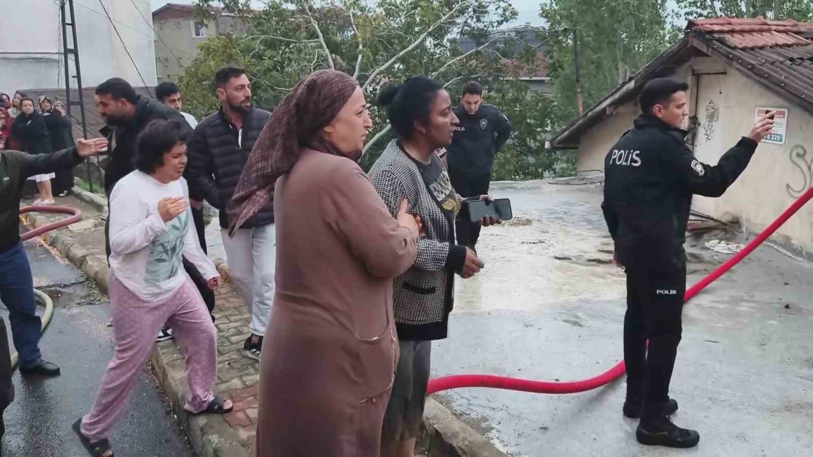 İSTANBUL (İHA) - MALTEPE’DE BİR GECEKONDUDA ÇIKAN YANGINDA 12 YAŞINDAKİ ÇOCUK HAYATINI KAYBEDERKEN, ANNE VE BABASI YARALI OLARAK KURTARILDI.