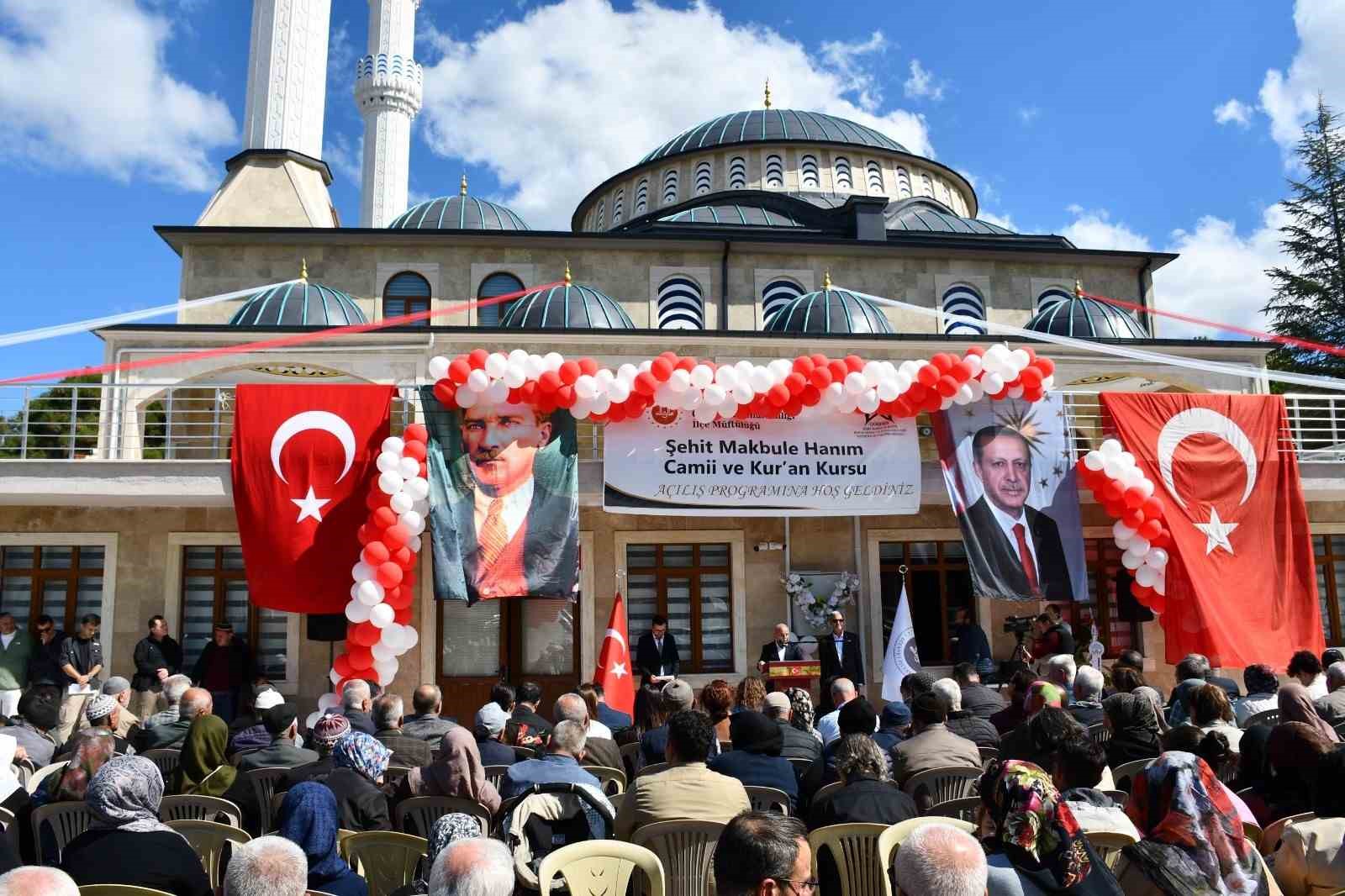 MANİSA’NIN GÖRDES İLÇESİNDE YAPIMINA 2013 YILINDA BAŞLANAN ŞEHİT MAKBULE HANIM KUR’AN KURSU VE UYGULAMA CAMİİ, GÖRKEMLİ BİR TÖRENLE İBADETE AÇILDI. PROJENİN GÜNCEL MALİYETİNİN YAKLAŞIK 100 MİLYON LİRA OLDUĞU AÇIKLANDI.