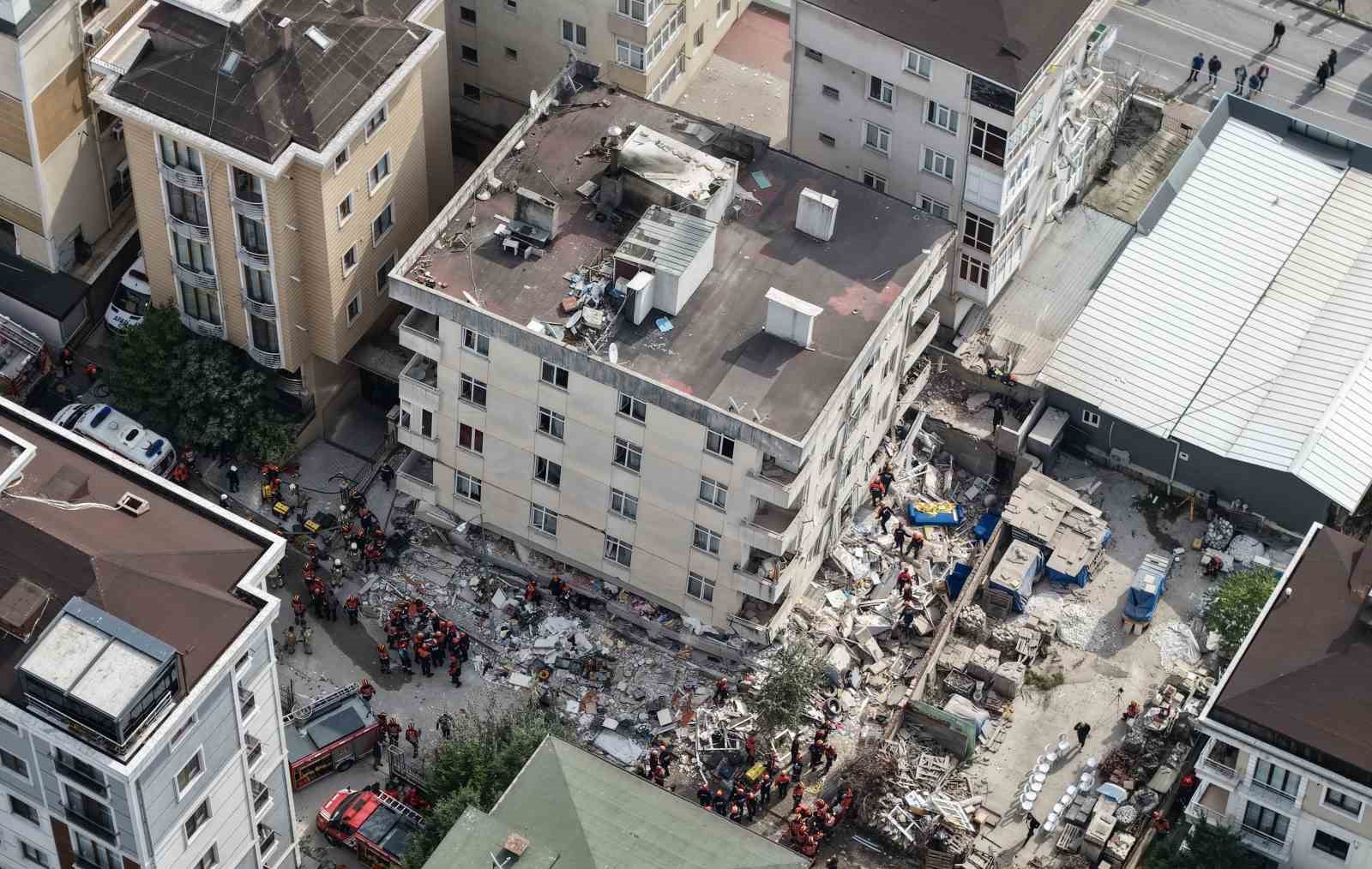 MALTEPE’DE 7 KATLI BİR BİNANIN ZEMİN ÜSTÜ 3 KATI ÇÖKTÜ