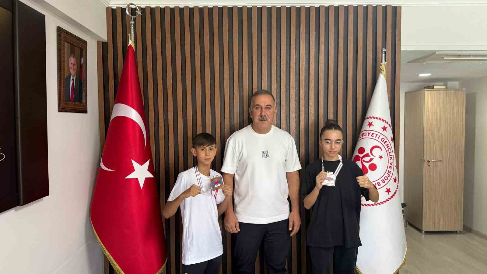 AYDINLI GENÇ BOKSÖRLER, 7-15 AĞUSTOS 2026 TARİHLERİ ARASINDA DÜZENLENEN U13 KADINLAR VE ERKEKLER TÜRKİYE BOKS ŞAMPİYONASI’NDA ÖNEMLİ BİR BAŞARIYA İMZA ATTI. ŞAMPİYONADA AYDIN’I TEMSİL EDEN SPORCULAR 2 ALTIN VE 1 BRONZ MADALYA KAZANARAK KENTE GURUR YAŞATTI.