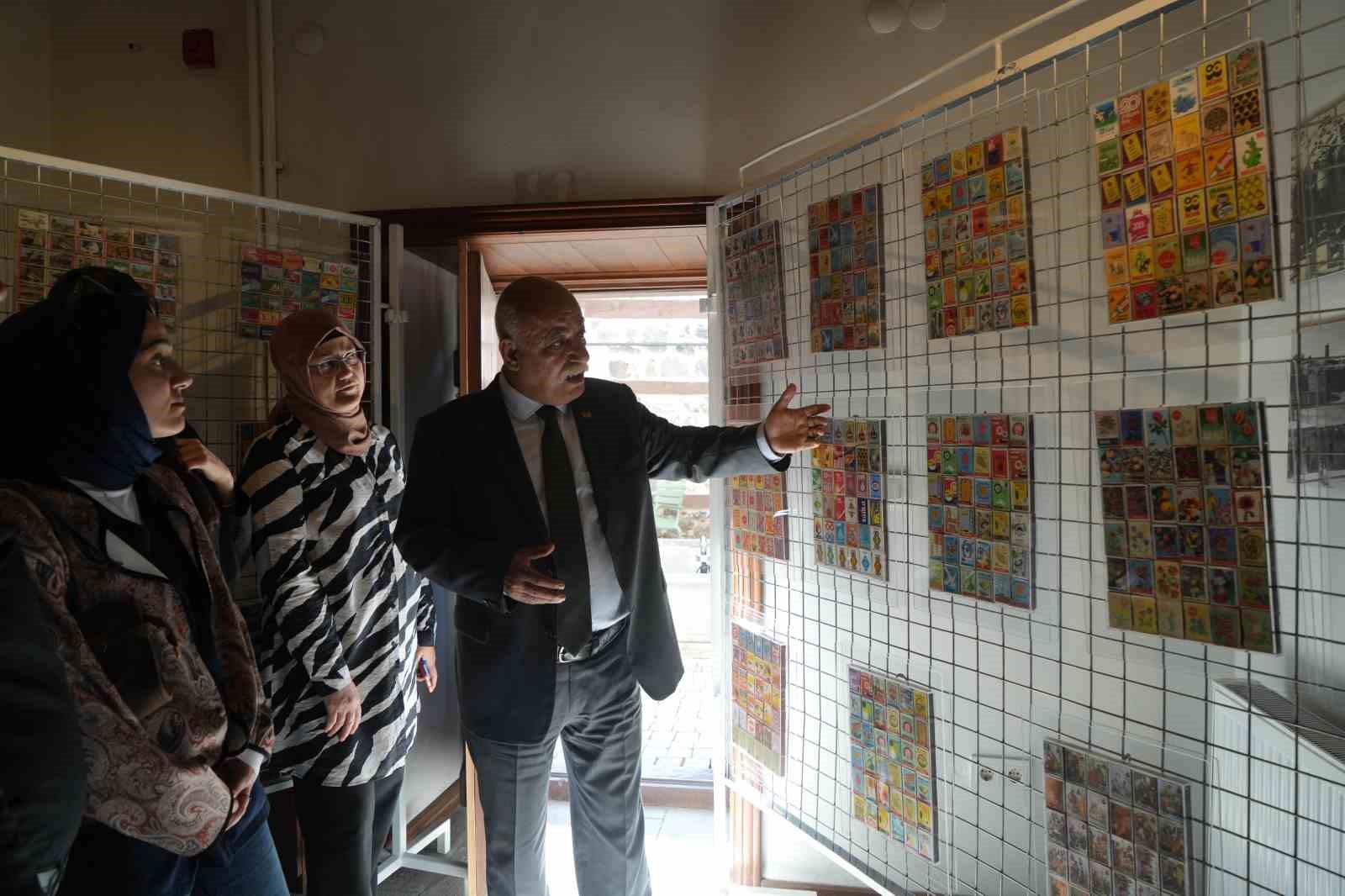 ERZURUM'DA ATATÜRK ÜNİVERSİTESİ TIP FAKÜLTESİ ADLİ TIP ANABİLİM DALI ÖĞRETİM ÜYESİ VE ADALET BAKANLIĞI ADLİ TIP KURUMU ERZURUM GRUP BAŞKANI PROF. DR. AHMET NEZİH KÖK'ÜN ÇOCUKLUĞUNDA İLK KUMBARASIYLA BAŞLAYAN KOLEKSİYON TUTKUSU, YILLAR İÇERİSİNDE BİNLERCE PARÇAYA ULAŞTI.