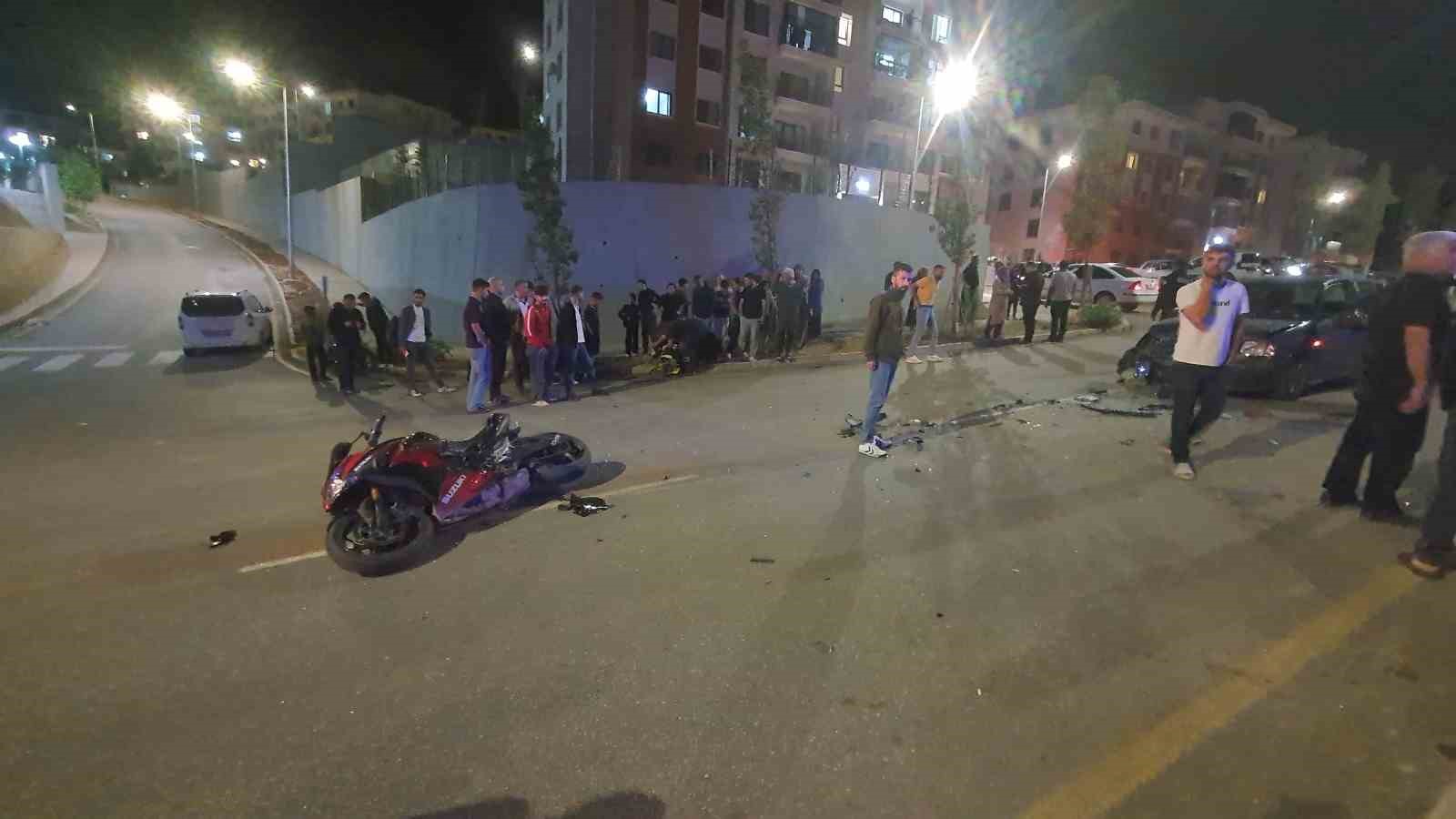 ADIYAMAN’DA İKİ OTOMOBİL İLE BİR MOTOSİKLETİN ÇARPIŞMASI SONUCU 2 KİŞİ YARALANDI.