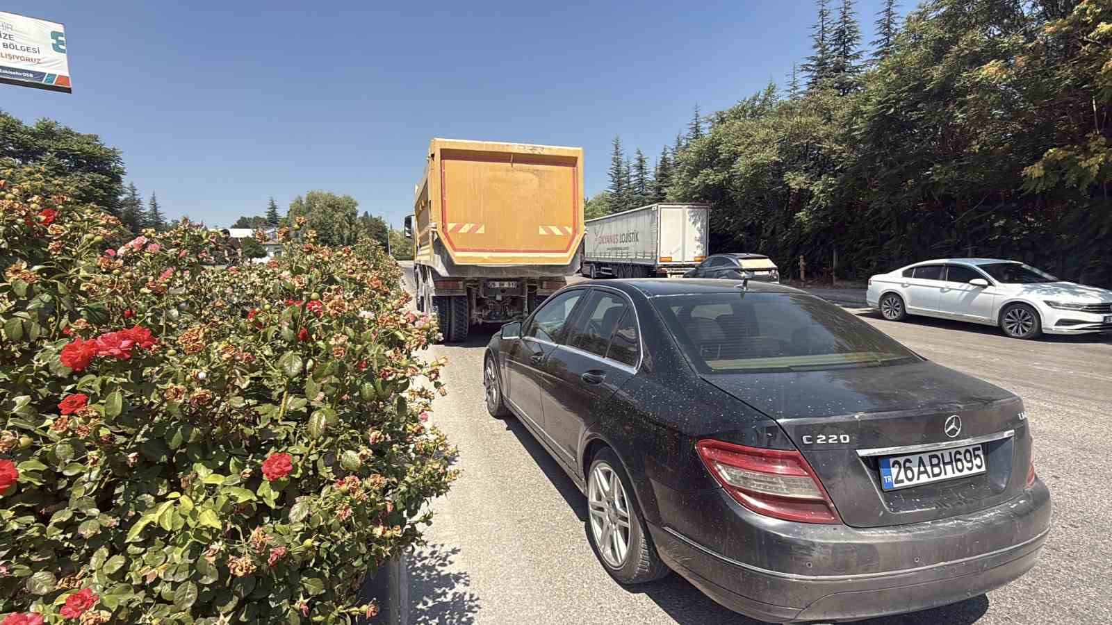 ESKİŞEHİR’İN KIRSAL MAHALLESİNDE BAŞLAYAN MOLOZ DÖKME TARTIŞMASI, ÇEVRE YOLUNDAKİ POLİS UYGULAMA NOKTASINA KADAR UZANAN KOVALAMACAYLA SON BULDU.