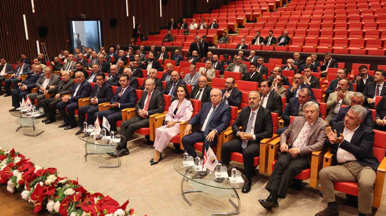 KAYSERİ TİCARET ODASI’NDA (KTO) ORGAN SEÇİMLERİNİN ARDINDAN YAPILAN İLK MECLİS TOPLANTISINDA MECLİS DİVANI, YÖNETİM KURULU, DİSİPLİN KURULU, DANIŞMA VE STRATEJİ KURULU VE TOBB GENEL KURUL DELEGELERİ SEÇİMLE BELİRLENDİ. 61 KOMİTENİN 59’UNU KAZANARAK GÜVEN TAZELEYEN KTO YÖNETİM KURULU BAŞKANI ÖMER GÜLSOY, "BİZLERİ YENİDEN SEÇEN ÜYELERİMİZE MAHCUP OLMAYACAK, ODAMIZIN SESİNİ DAHA GÜR DUYURACAĞIZ. BİRLİKTE GÜÇLÜYÜZ ANLAYIŞIYLA KAYSERİ İÇİN ÇALIŞMAYA DEVAM EDECEĞİZ" DEDİ.