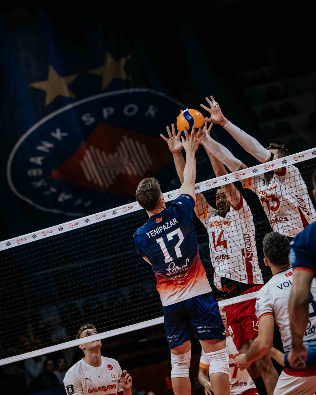 EFELER LİGİ’NİN İLK HAFTASINDA HALKBANK, SAHASINDA GALATASARAY'I 3-1 MAĞLUP ETTİ.