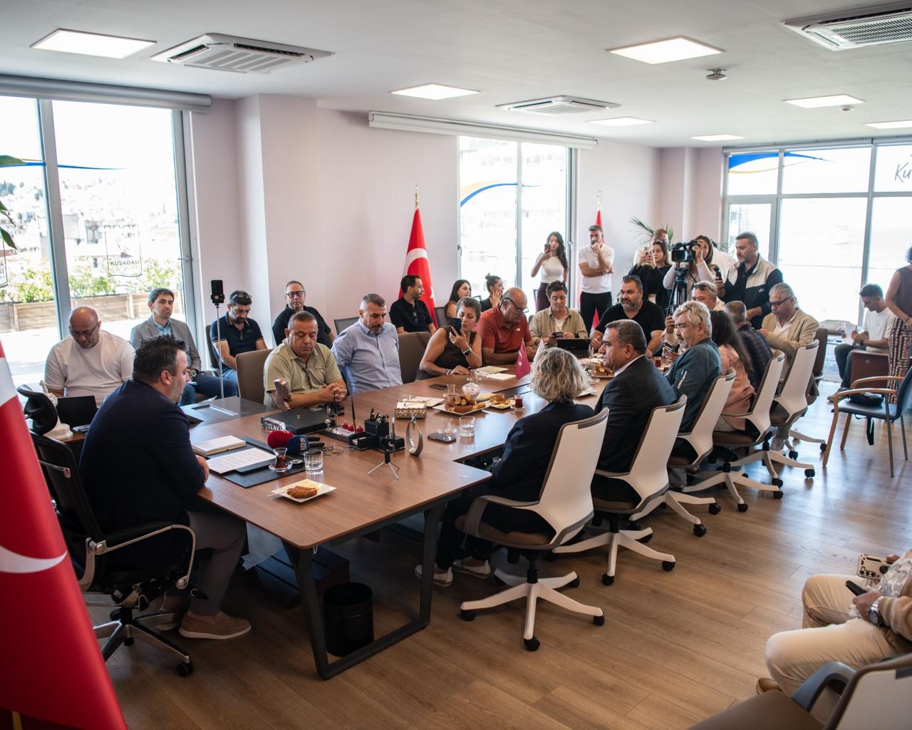 KUŞADASI BELEDİYE BAŞKAN VEKİLİ TAHSİN DEMİRTAŞ, KUŞADASI’NDAKİ ULUSAL VE YEREL MEDYA TEMSİLCİLERİYLE BİR ARAYA GELDİ. BASIN MENSUPLARINA GÖREVDE OLDUĞU 6 AYLIK SÜREDE KENT GENELİNDE YAŞAMA GEÇİRİLEN PROJE, HİZMET VE ÇALIŞMALARLA İLGİLİ BİLGİ AKTARAN DEMİRTAŞ, "İLK GÜNDEN İTİBAREN ÖMER BAŞKANIMIZIN DÖNEMİNDE BAŞLATILAN ÇALIŞMALARI SAHİPLENEREK İLERLETTİK. KUŞADASI’NA HİZMET YOLUNDA ÜSTLENDİĞİMİZ SORUMLULUĞU AYNI KARARLILIKLA SÜRDÜRÜYORUZ" DEDİ.