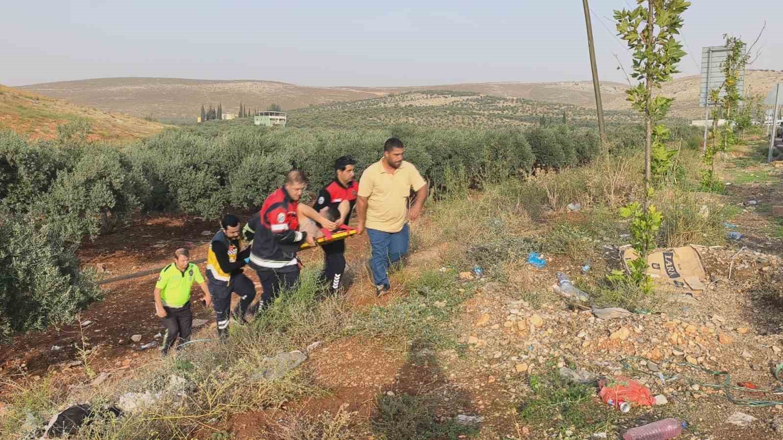 HATAY'IN REYHANLI İLÇESİNDEKİ CİLVEGÖZÜ SINIR KAPISI'NDA KONTROLDEN ÇIKAN TIR, KARŞI ŞERİDE GEÇEREK ZEYTİN BAHÇESİNE DEVRİLDİ. KAZADA YARALANAN SÜRÜCÜ, İTFAİYE EKİPLERİ TARAFINDAN KURTARILARAK HASTANEYE KALDIRILDI.