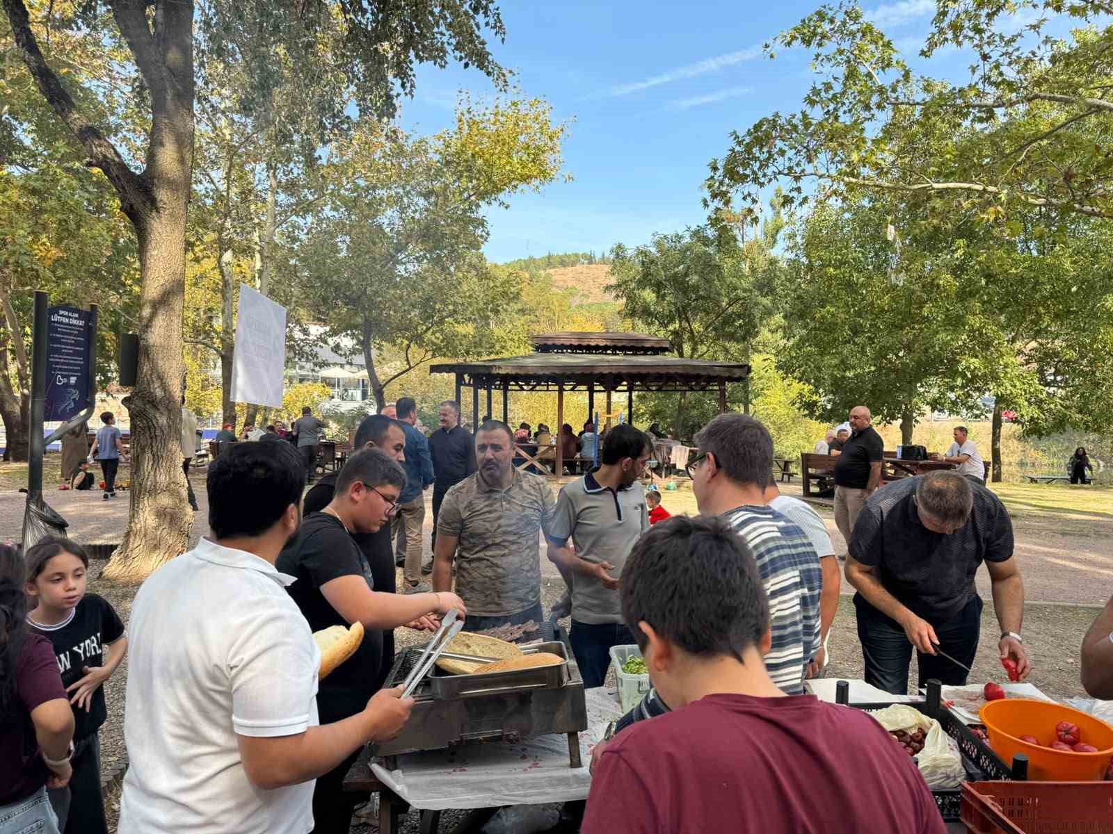 BALIKESİR DİN GÖREVLİLERİ DERNEĞİ TARAFINDAN CAMİLER VE DİN GÖREVLİLERİ HAFTASI DOLAYISIYLA DÜZENLENEN GELENEKSEL DAYANIŞMA PİKNİĞİ, DİN GÖREVLİLERİ VE AİLELERİNİ BİR ARAYA GETİRDİ.