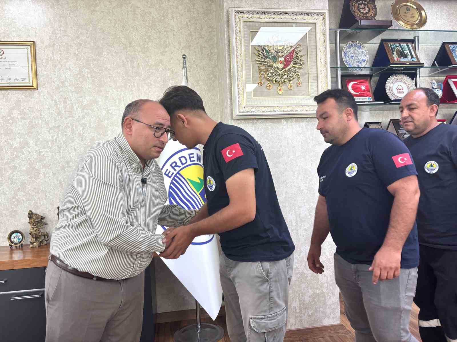 MERSİN'DE SERA YAKININDAKİ BARAKADA ÇIKAN YANGINA ZAMANINDA MÜDAHALE EDEREK ALEVLERİN SERAYA VE ORMANLIK ALANA SIÇRAMASINI ÖNLEYEN BELEDİYE ÇALIŞANLARI, GÖSTERDİKLERİ DUYARLILIK NEDENİYLE TEŞEKKÜR BELGESİYLE ÖDÜLLENDİRİLDİ.