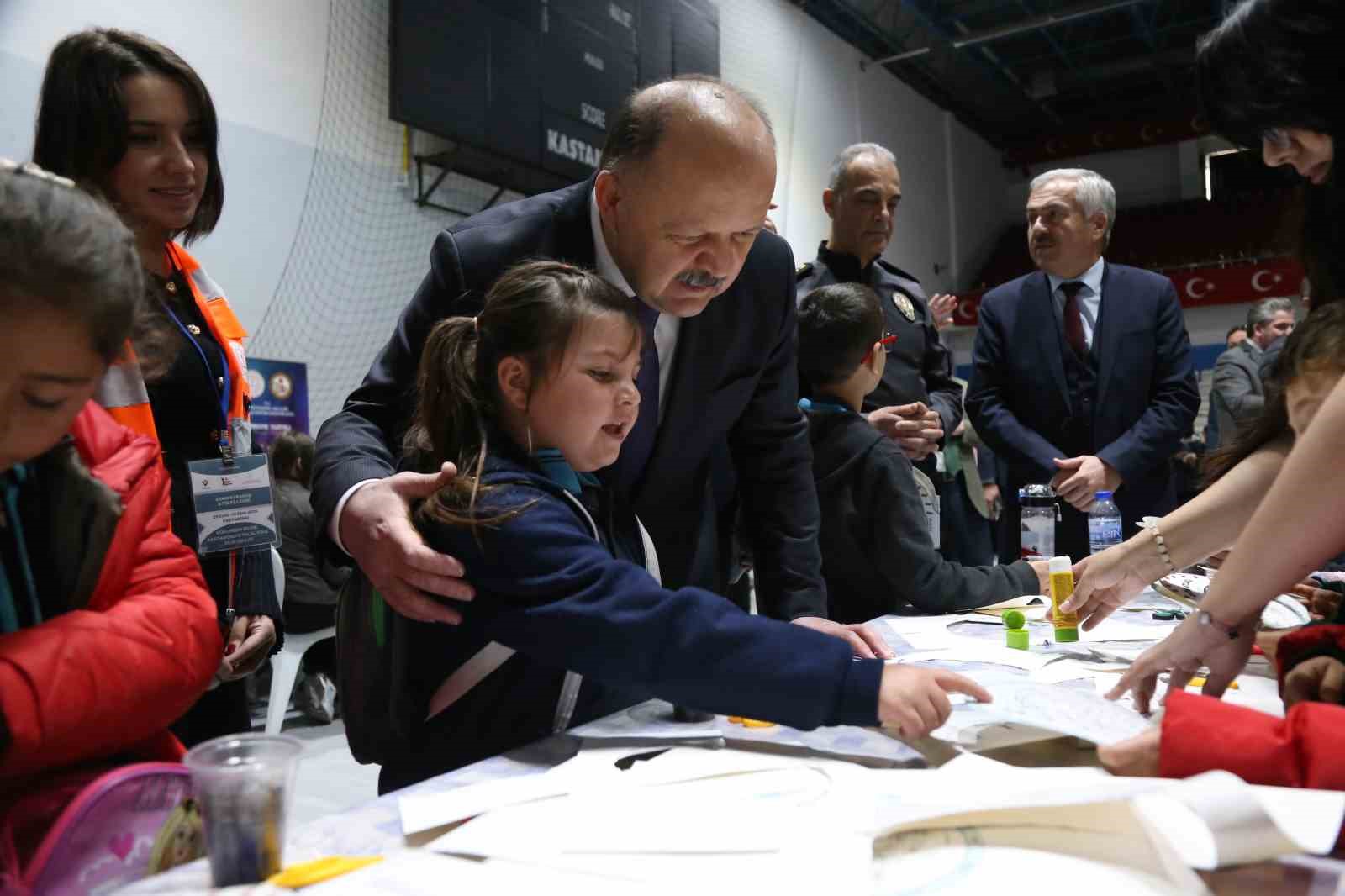 TÜBİTAK 4007 BİLİM ŞENLİKLERİ DESTEKLEME PROGRAMI KAPSAMINDA GERÇEKLEŞTİRİLEN ŞENLİKTE, "YAYALAR KIRMIZI ÇİZGİMİZ" ETKİNLİĞİ, MOBİL TRAFİK EĞİTİM TIRI, DEPREM ALANI STANDI VE MÜGE ANLI VE DOSTLARI MOBİL AŞEVİ ÖĞRENCİLERLE BULUŞTU.